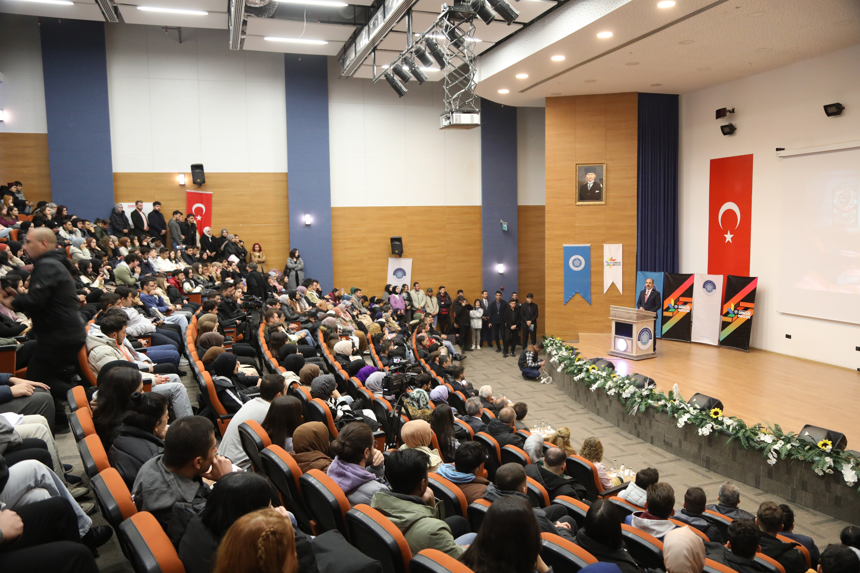 BAŞKAN ALTAY NEÜ’DE ÖĞRENCİLERLE BULUŞTU
