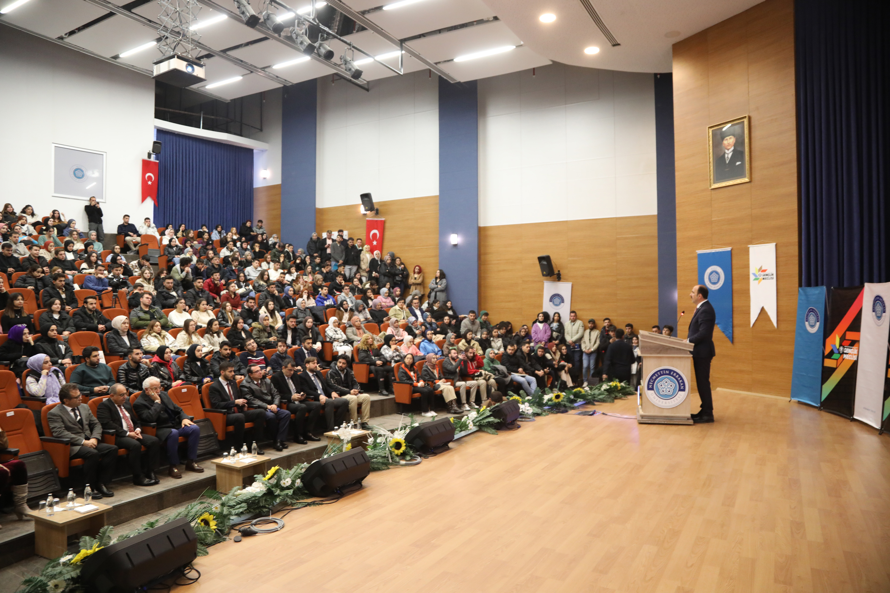 BAŞKAN ALTAY NEÜ’DE ÖĞRENCİLERLE BULUŞTU