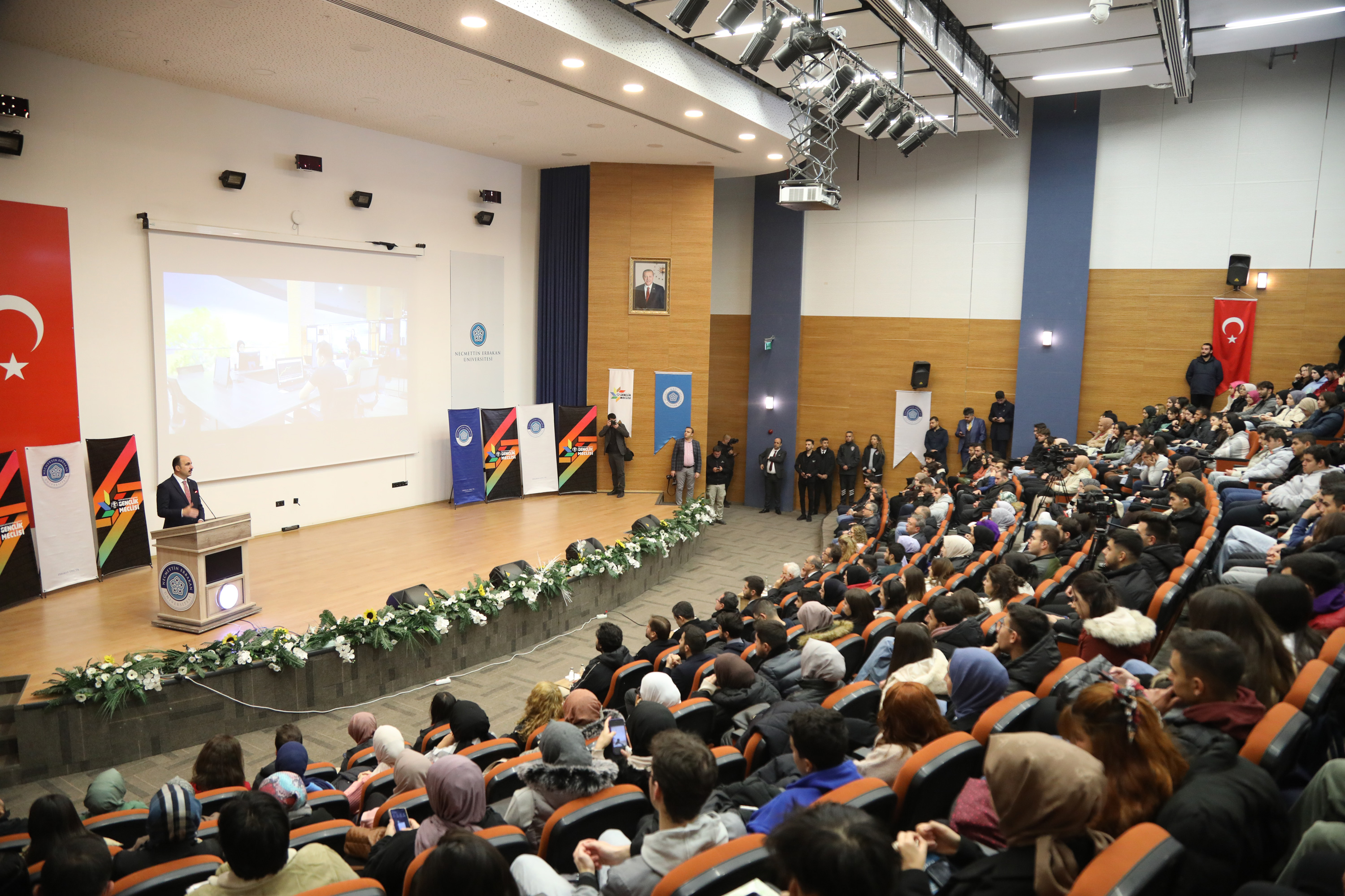 BAŞKAN ALTAY NEÜ’DE ÖĞRENCİLERLE BULUŞTU