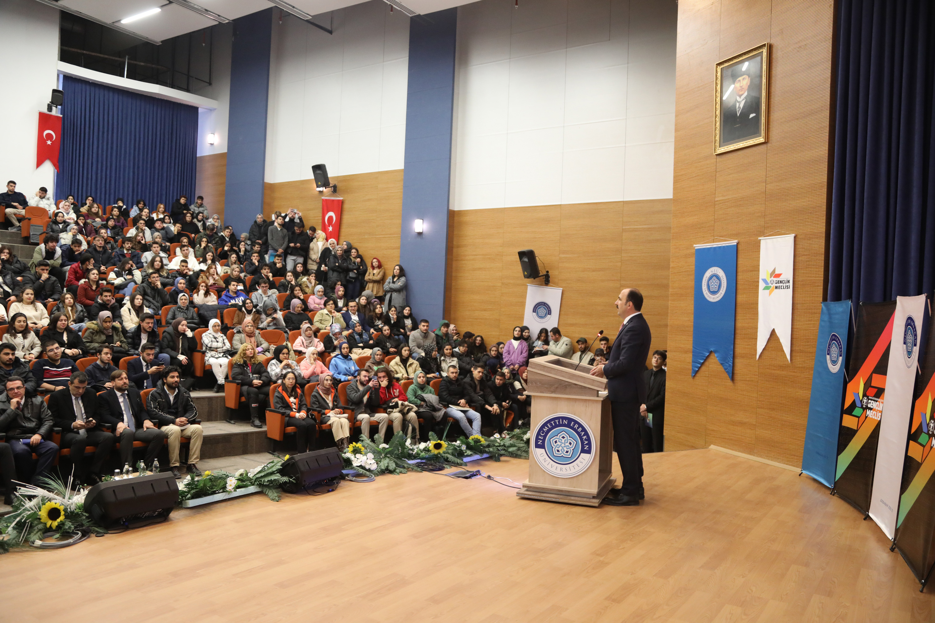 BAŞKAN ALTAY NEÜ’DE ÖĞRENCİLERLE BULUŞTU