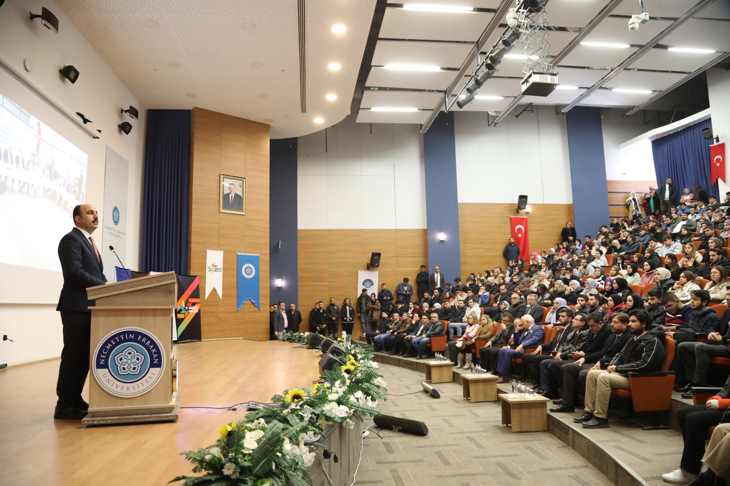 BAŞKAN ALTAY NEÜ’DE ÖĞRENCİLERLE BULUŞTU