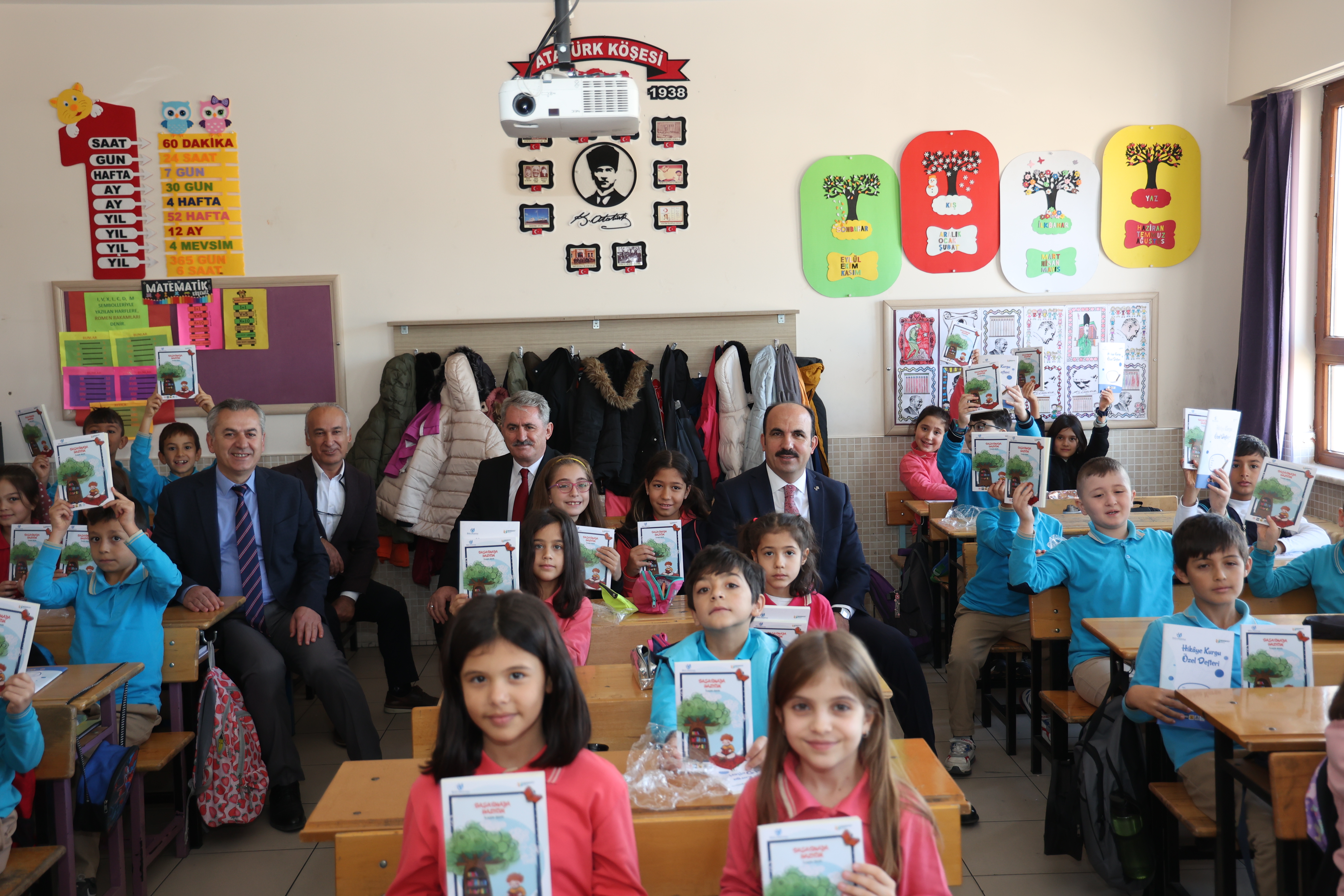 BAŞKAN ALTAY “BAŞARMAYA HAZIRIM” PROJESİNDE 3. SINIF ÖĞRENCİLERİNE HİKAYE KİTABI DAĞITTI
