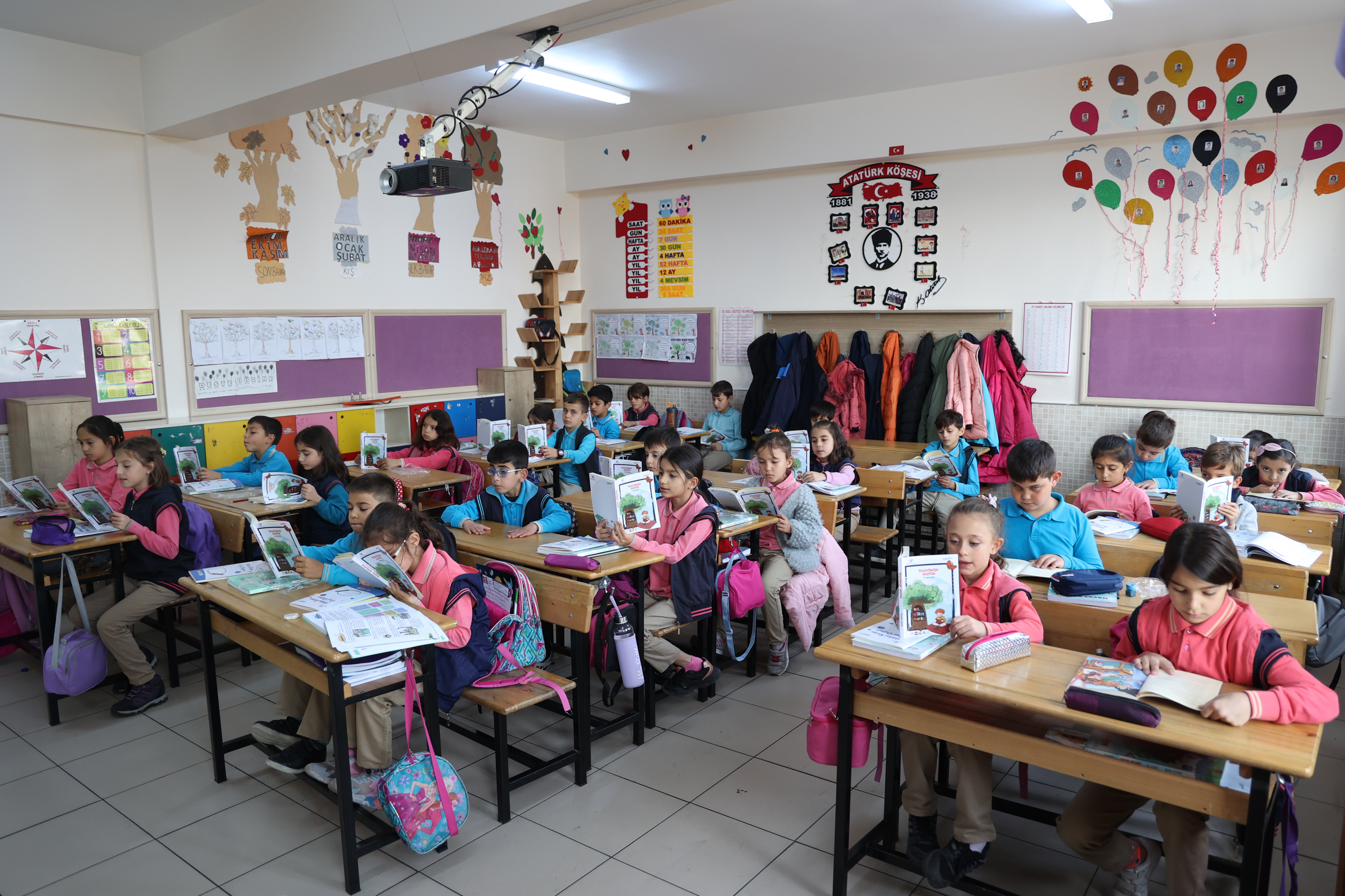 BAŞKAN ALTAY “BAŞARMAYA HAZIRIM” PROJESİNDE 3. SINIF ÖĞRENCİLERİNE HİKAYE KİTABI DAĞITTI