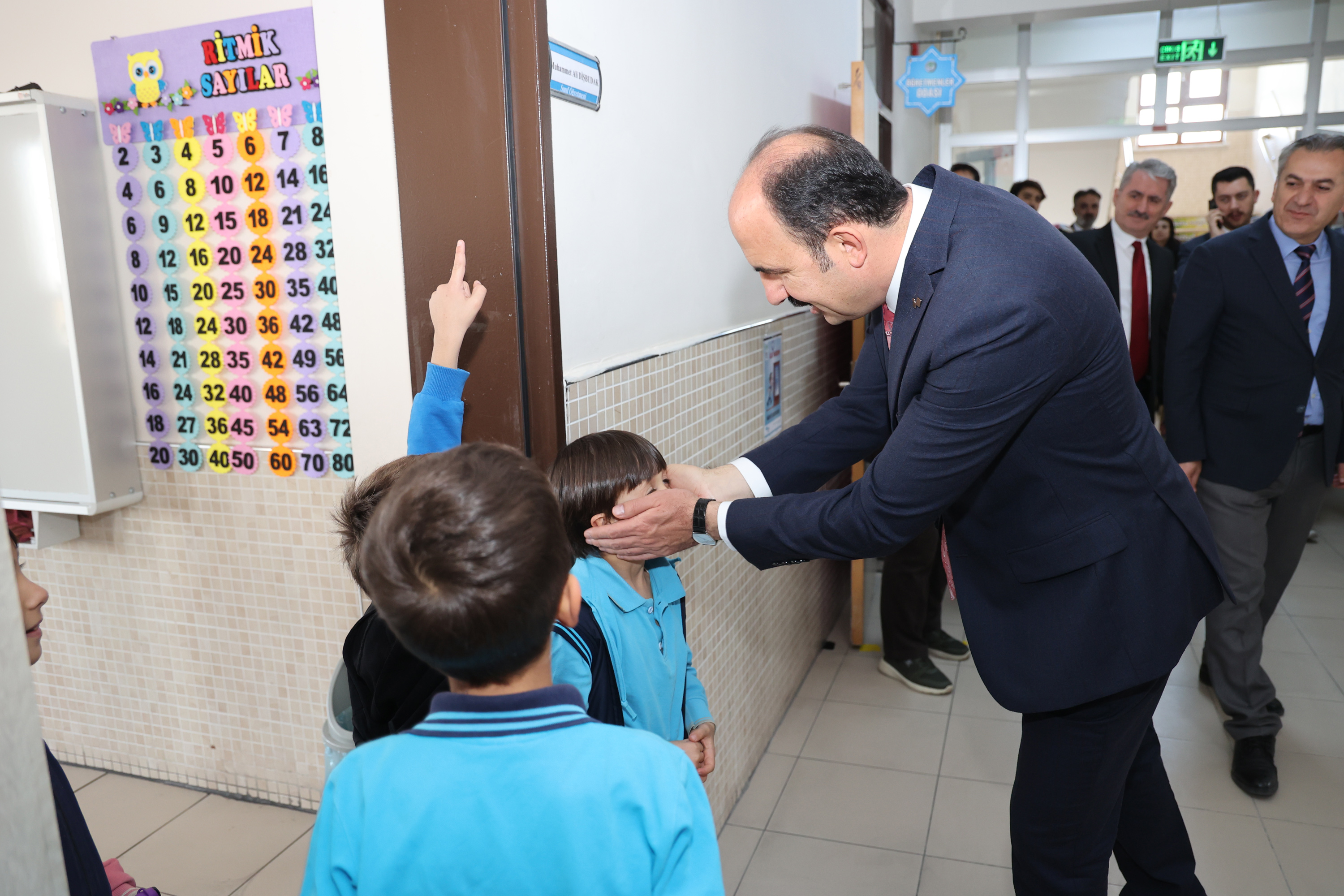 BAŞKAN ALTAY “BAŞARMAYA HAZIRIM” PROJESİNDE 3. SINIF ÖĞRENCİLERİNE HİKAYE KİTABI DAĞITTI