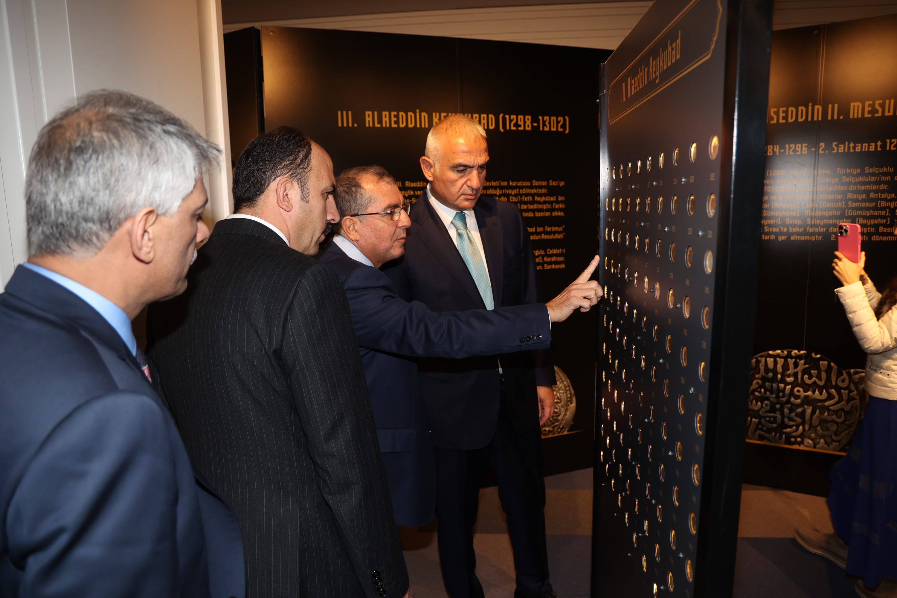 BAKAN ERSOY, KONYA BÜYÜKŞEHİR DARÜ’L-MÜLK SERGİ SARAYI’NI GEZDİ