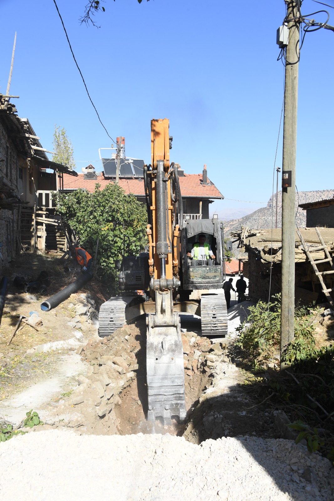 YENİ KANALİZASYON ŞEBEKELERİ YAPIMI DEVAM EDİYOR
