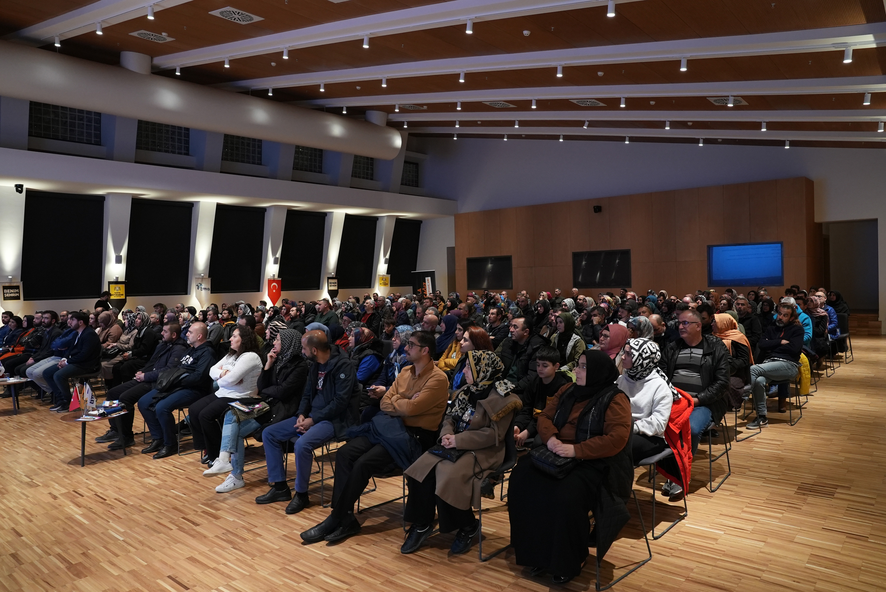 LİSE MEDENİYET AKADEMİLERİ “GENİŞ AÇILI” GENÇ AKRAN VE AİLE KONULU SEMİNER DÜZENLEDİ