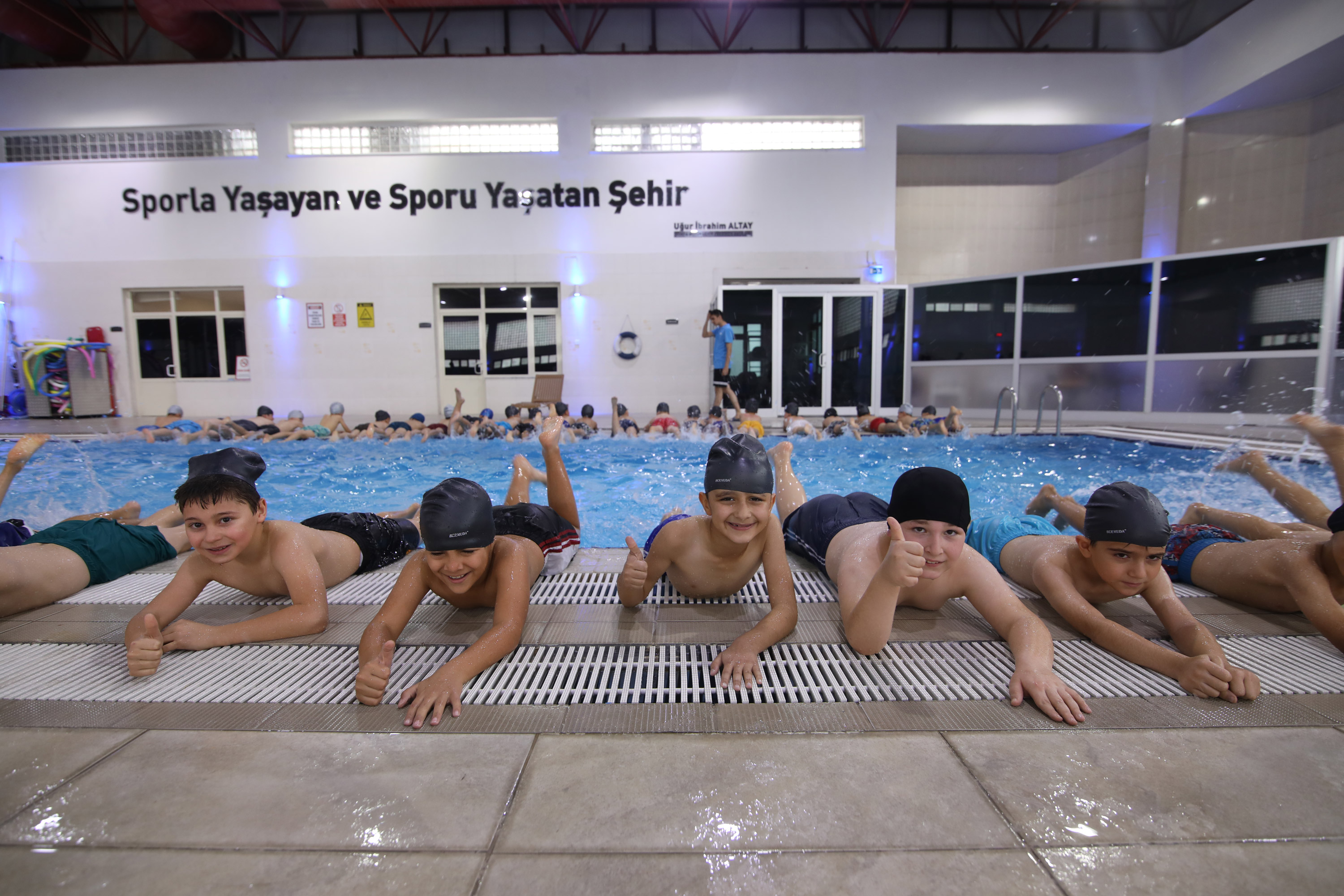 BAŞKAN ALTAY: “YÜZME BİLMEYEN KALMASIN PROJEMİZLE ÇOCUKLARIMIZ YÜZME BECERİLERİNİ GELİŞTİRİYOR”