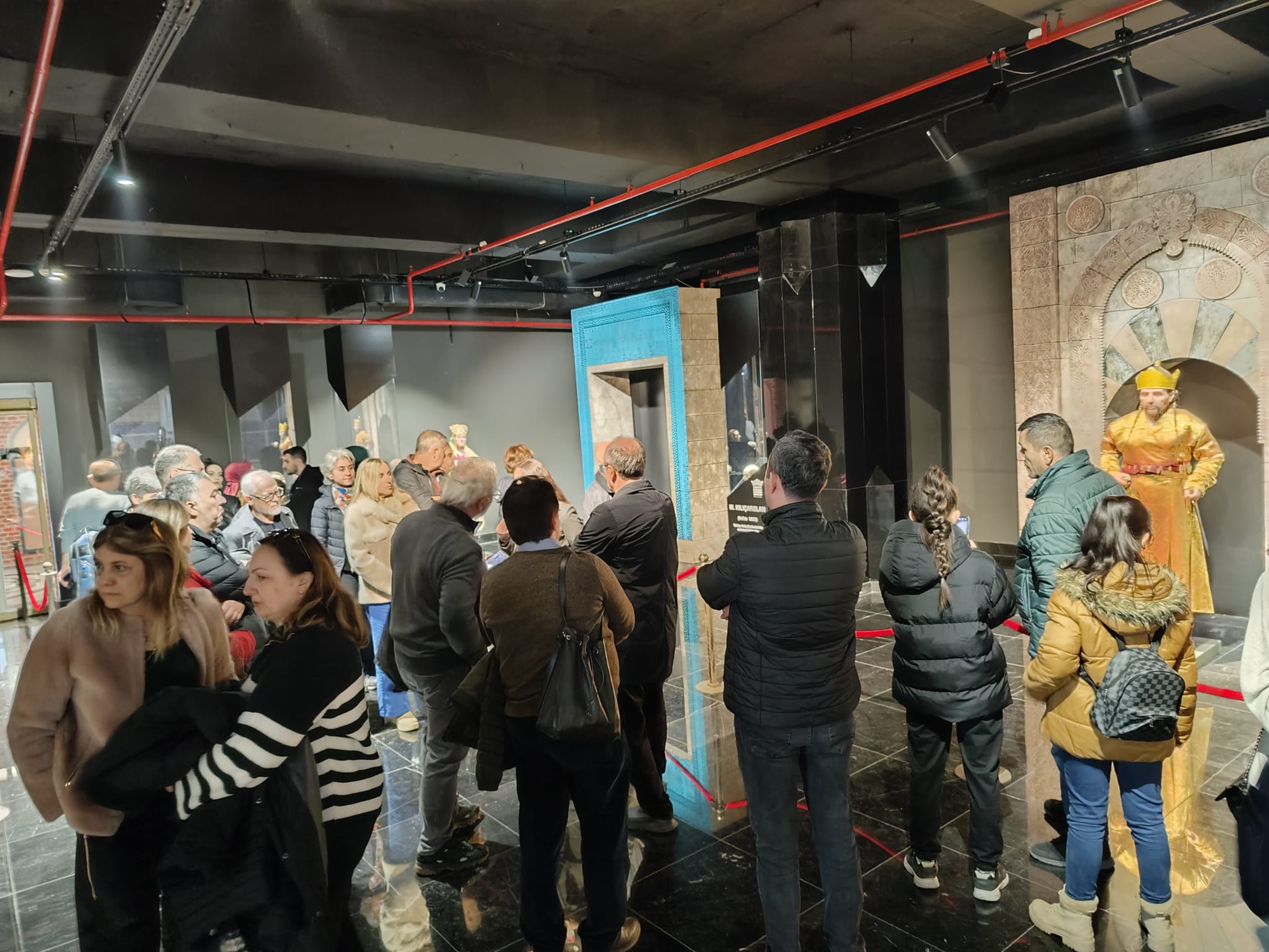 DARÜ’L-MÜLK SERGİ SARAYI VATANDAŞLARDAN YOĞUN İLGİ GÖRÜYOR
