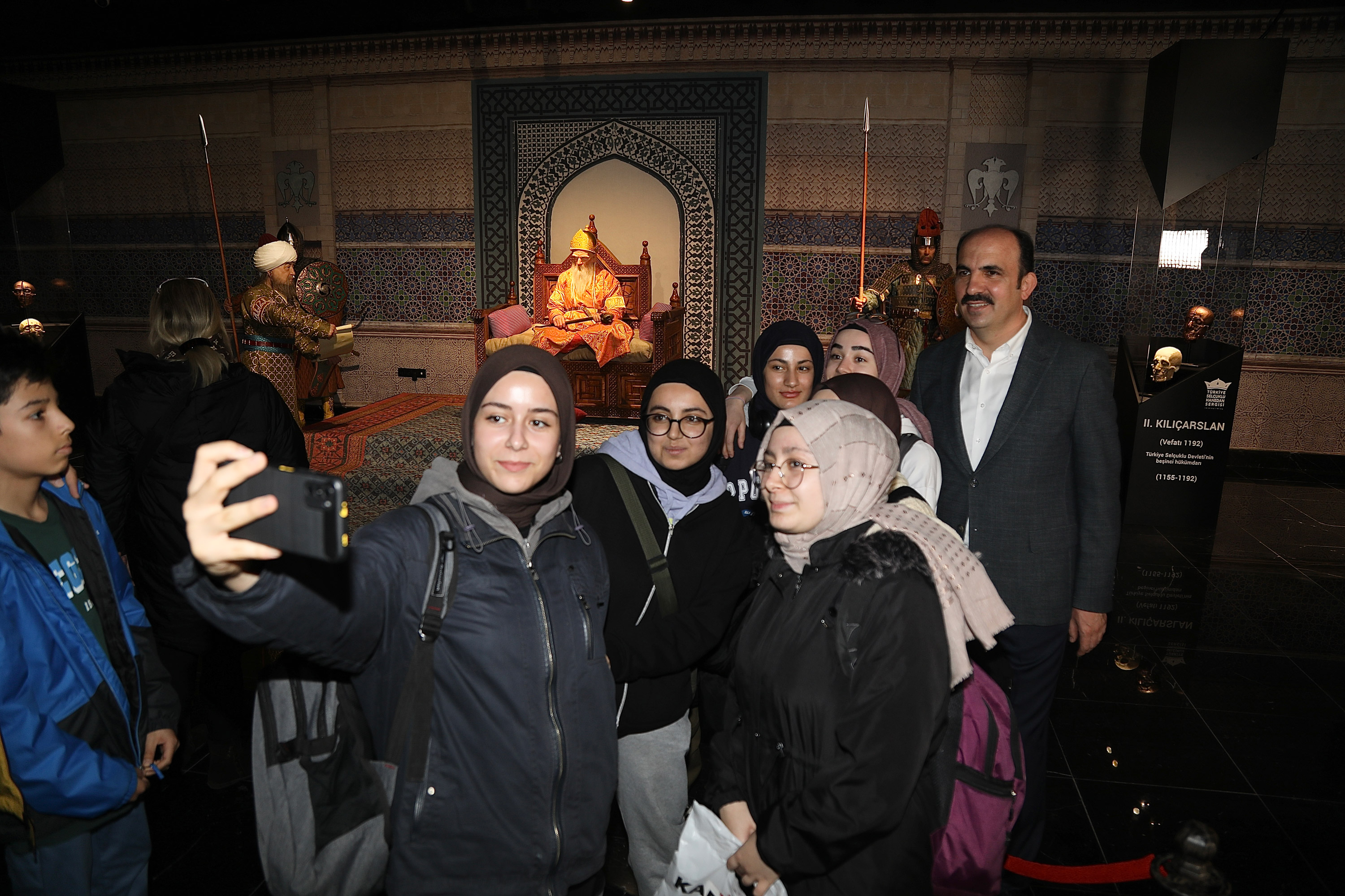 DARÜ’L-MÜLK SERGİ SARAYI VATANDAŞLARDAN YOĞUN İLGİ GÖRÜYOR