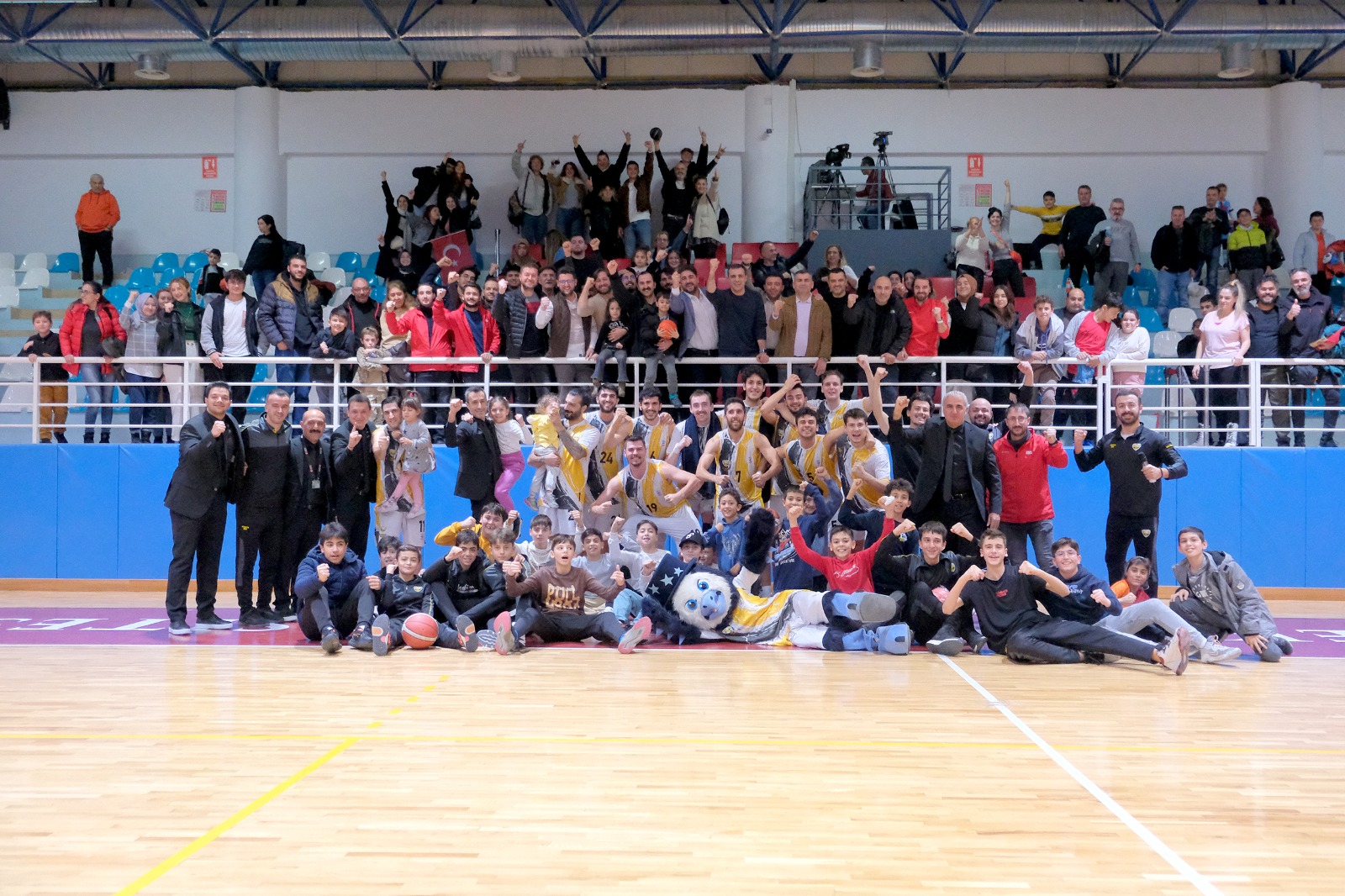 BÜYÜKŞEHİR BELEDİYESPOR BASKETBOLDA LİDERLİĞİNİ SÜRDÜRÜYOR