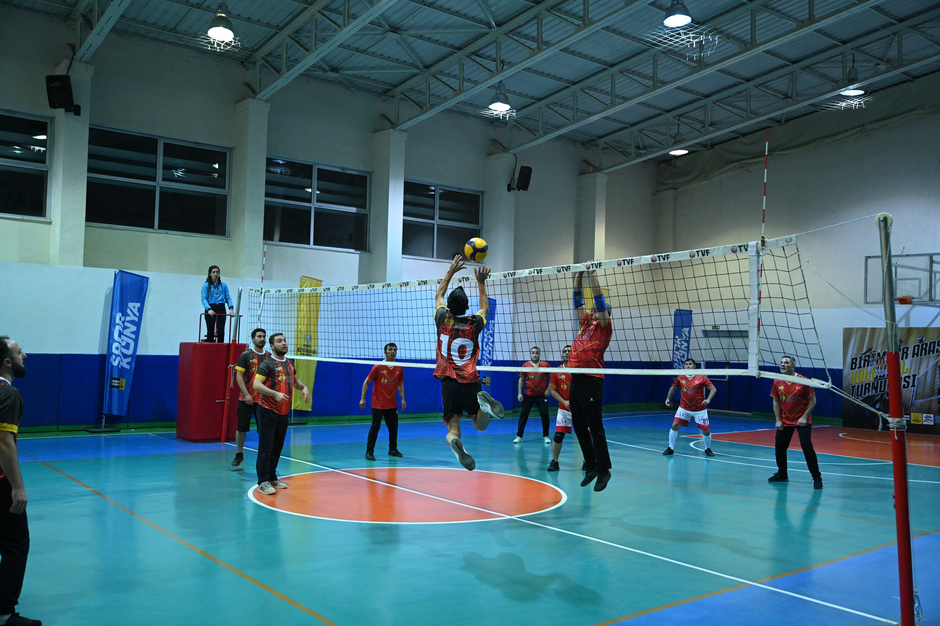 KONYA BÜYÜKŞEHİR’DE BİRİMLER ARASI VOLEYBOL TURNUVASI HEYECANI