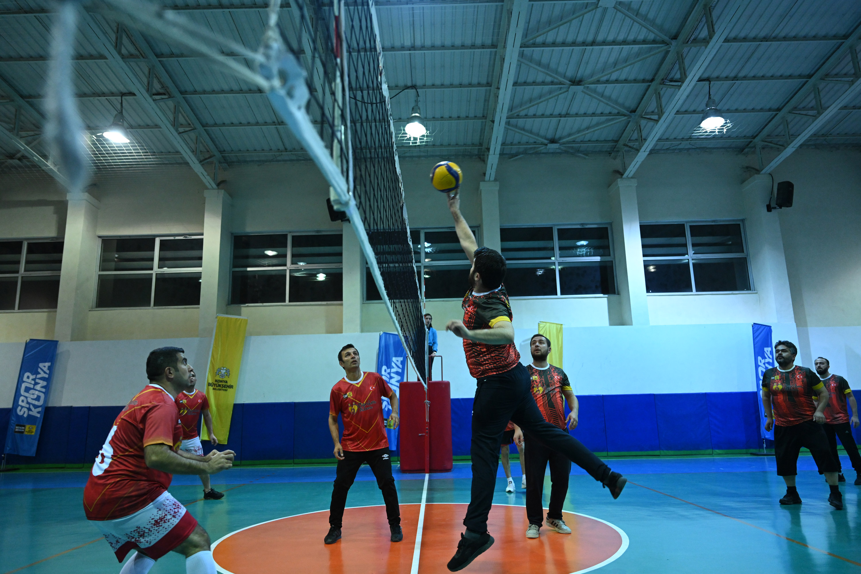 KONYA BÜYÜKŞEHİR’DE BİRİMLER ARASI VOLEYBOL TURNUVASI HEYECANI