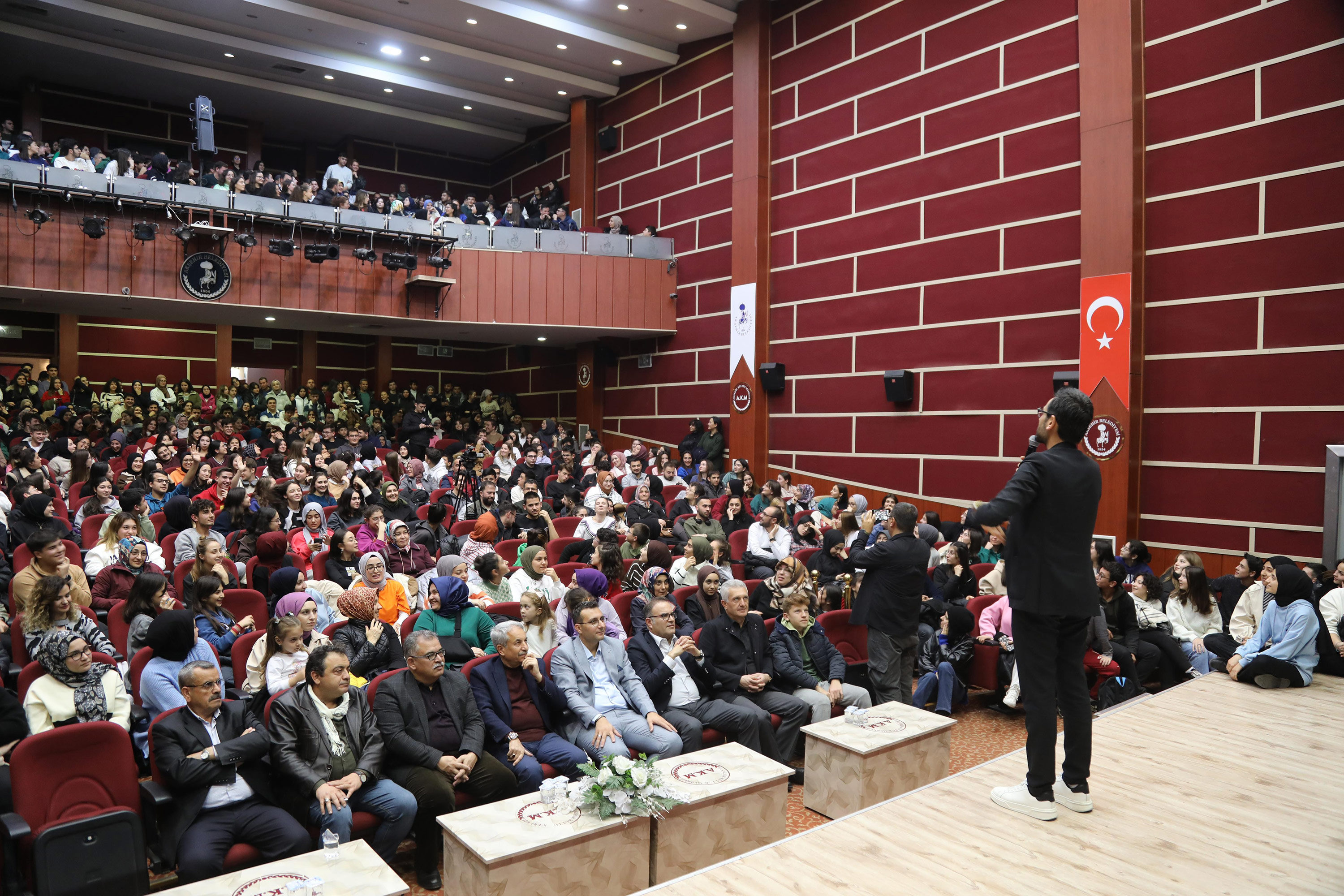 AKŞEHİRLİ ÖĞRENCİLERE “SINAV KAZANDIRAN TAKTİKLER” ANLATILDI