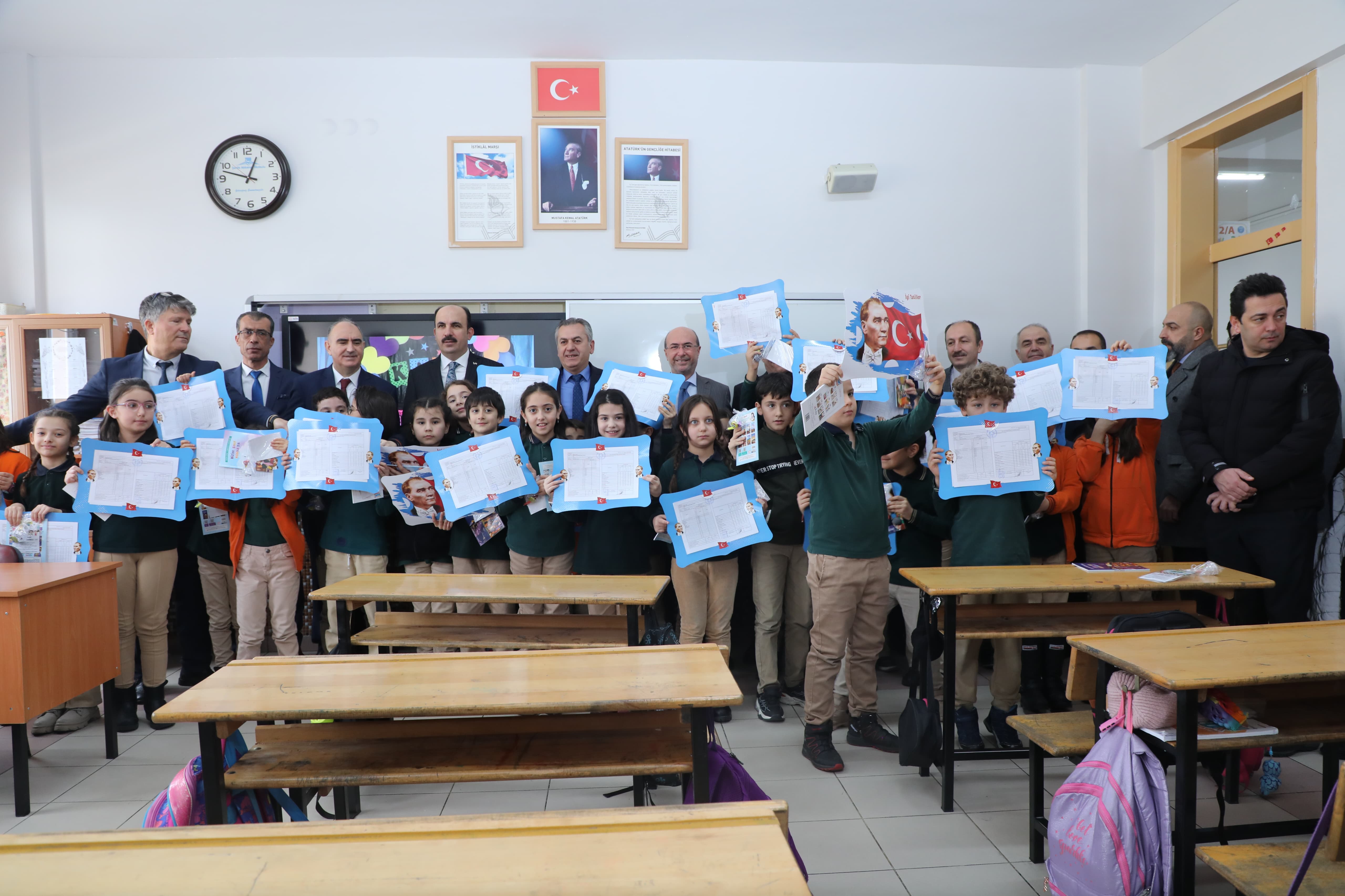 BAŞKAN ALTAY KARNE ALAN TÜM ÖĞRENCİLERİ TEBRİK ETTİ