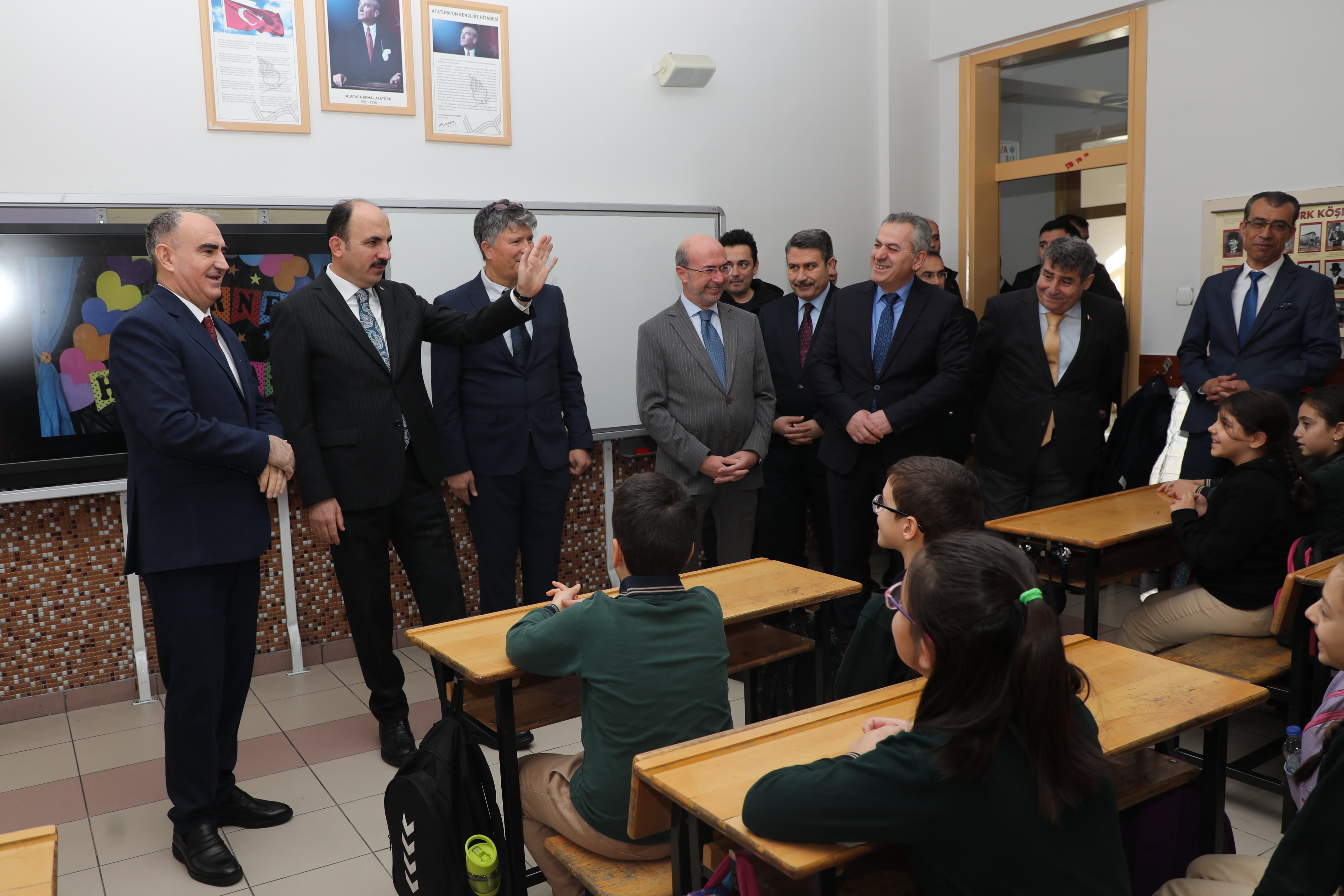 BAŞKAN ALTAY KARNE ALAN TÜM ÖĞRENCİLERİ TEBRİK ETTİ