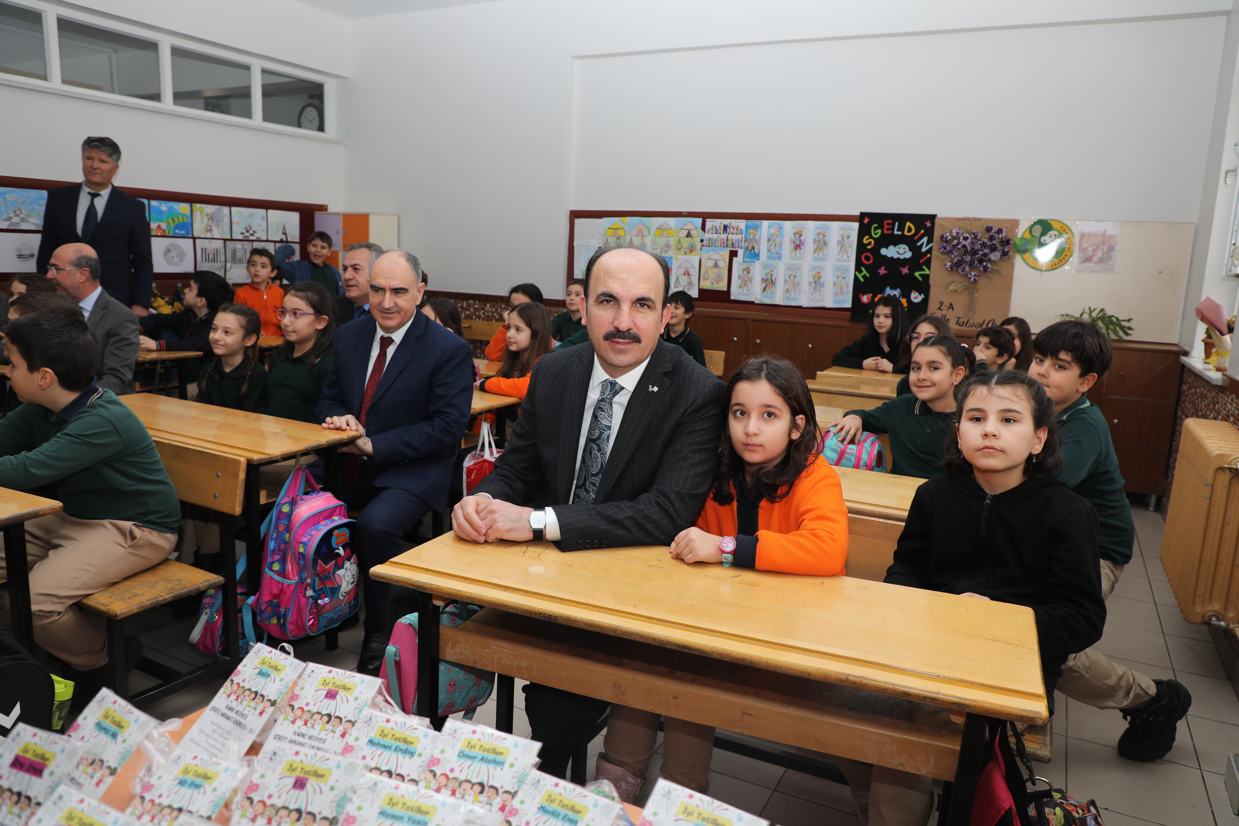 BAŞKAN ALTAY KARNE ALAN TÜM ÖĞRENCİLERİ TEBRİK ETTİ