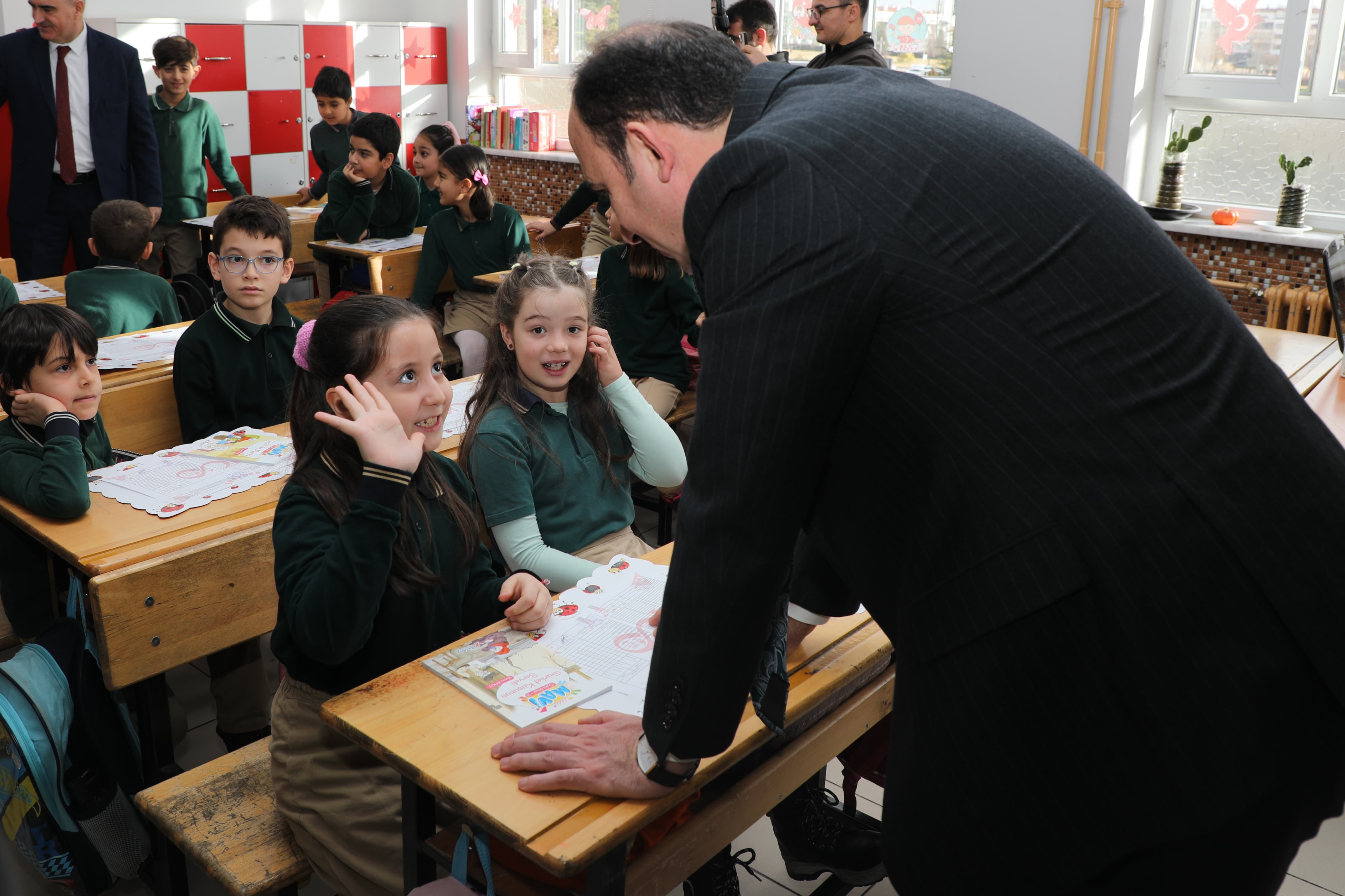 BAŞKAN ALTAY KARNE ALAN TÜM ÖĞRENCİLERİ TEBRİK ETTİ