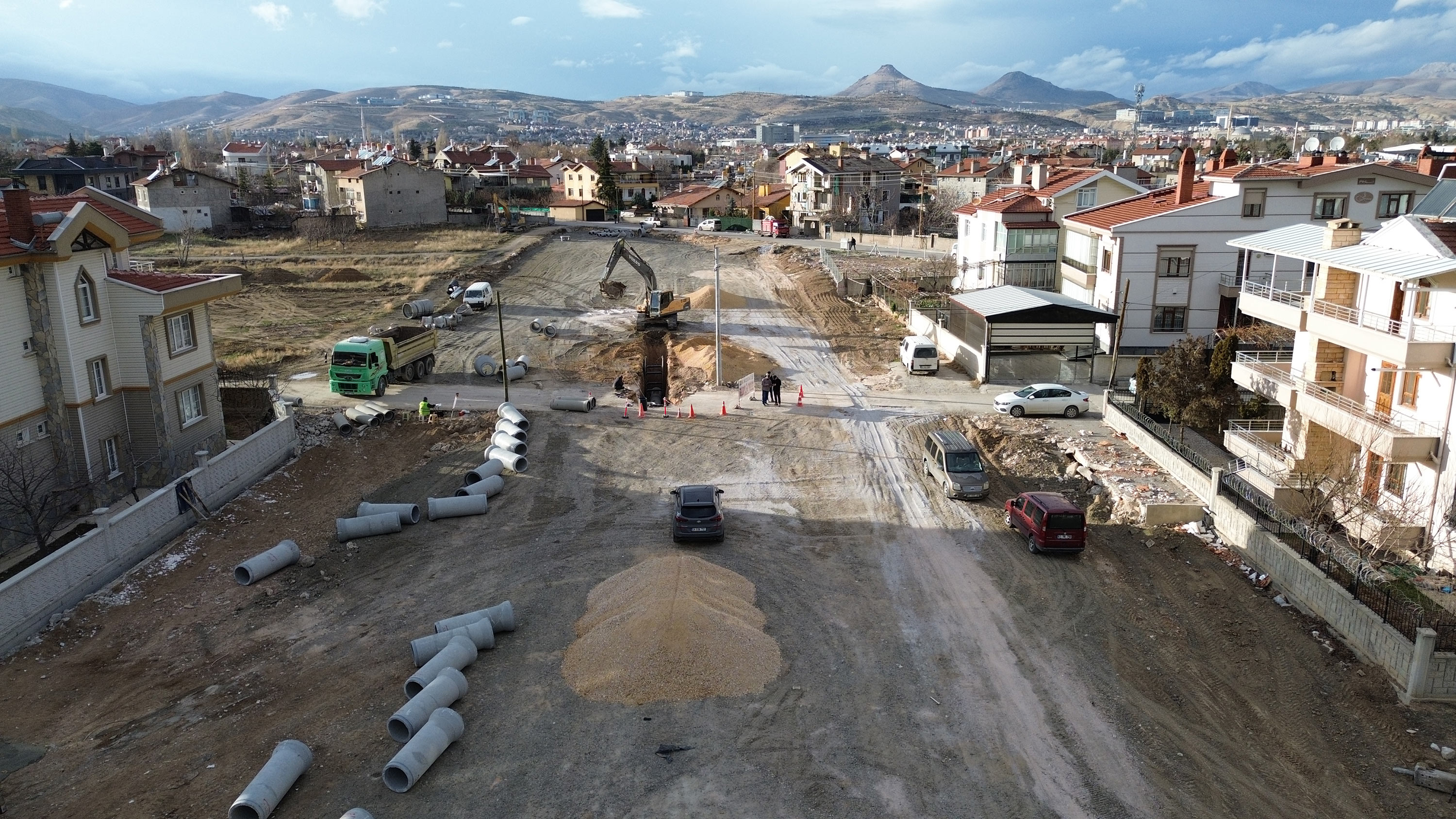 NECMETTİN ERBAKAN CADDESİ’NİN SU VE KANALİZASYON ALTYAPISI TAMAMLANIYOR