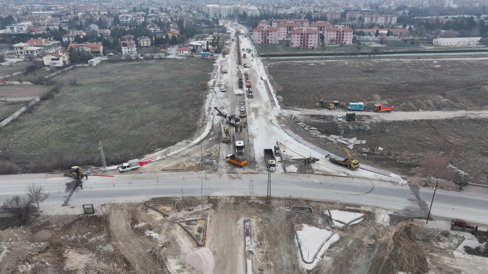 KONYA BÜYÜKŞEHİR NECMETTİN ERBAKAN CADDESİ’NDE YOĞUN BİR ÇALIŞMA SÜRDÜRÜYOR