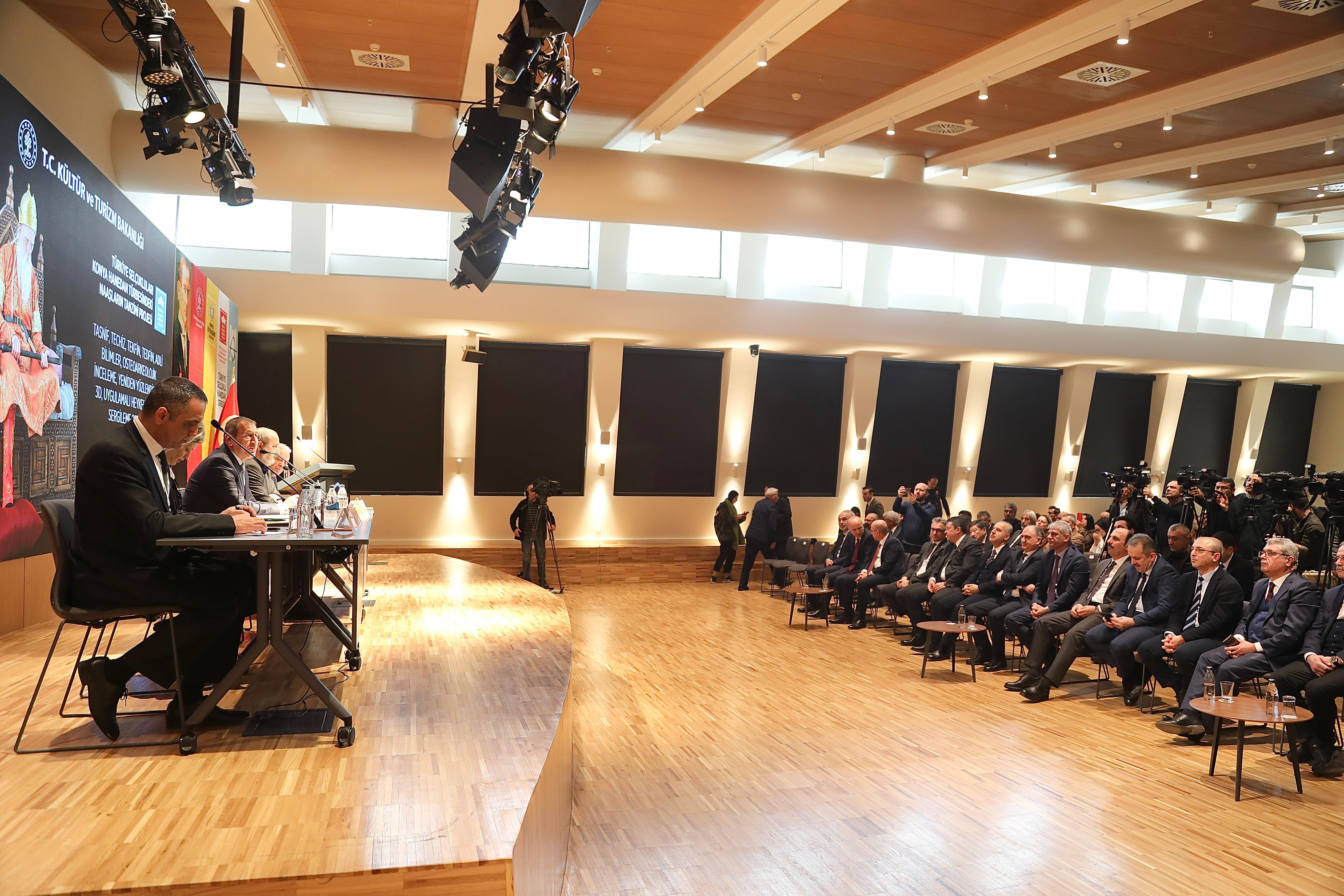 “TÜRKİYE SELÇUKLULARI KONYA HANEDAN TÜRBESİNDEKİ NAAŞLARIN TANZİMİ PROJESİ” PANELİ KONYA BÜYÜKŞEHİR’İN EV SAHİPLİĞİNDE YAPILDI