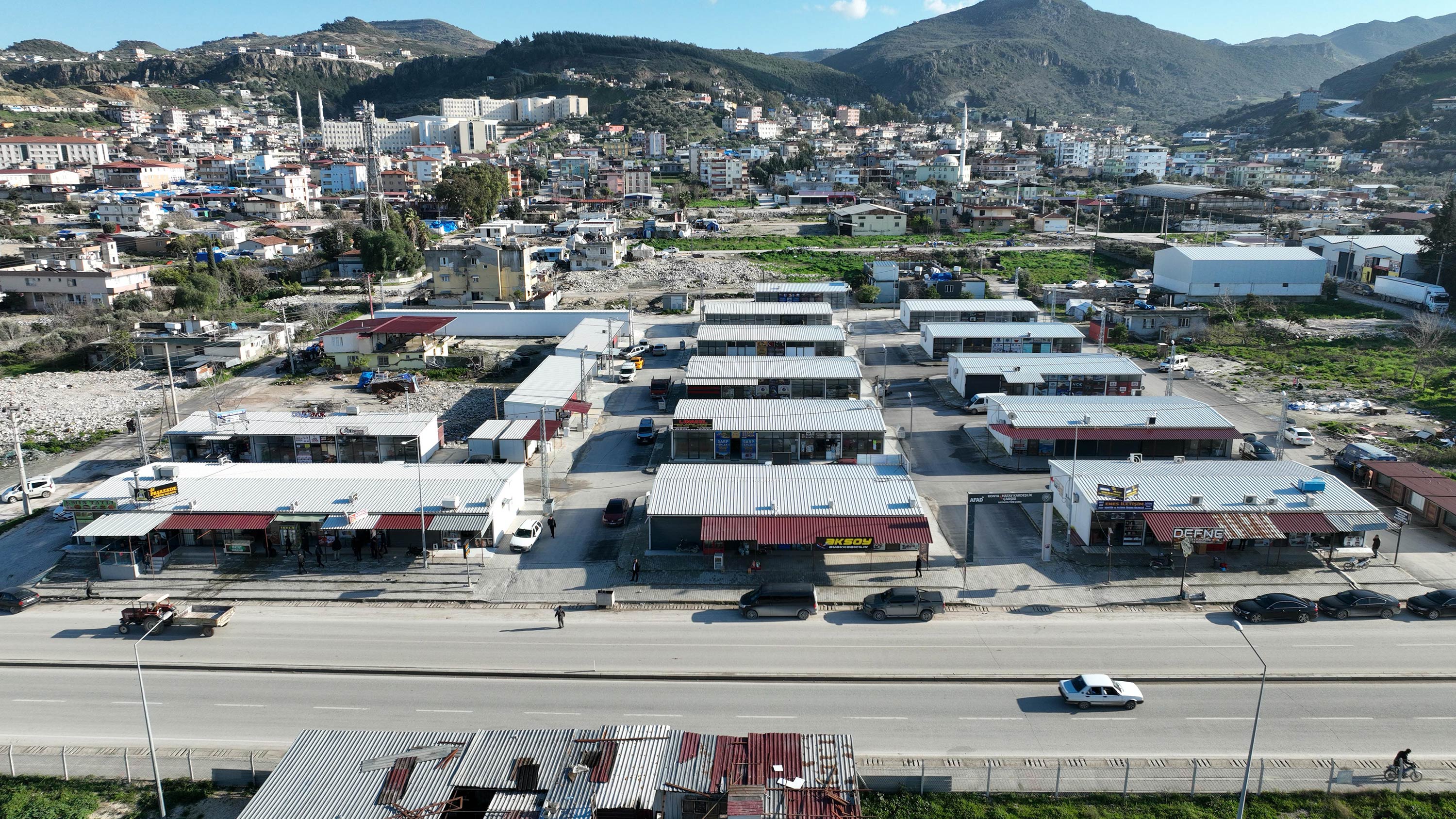 BAŞKAN ALTAY HATAY’DA DEPREMZEDE VATANDAŞLARLA BULUŞTU