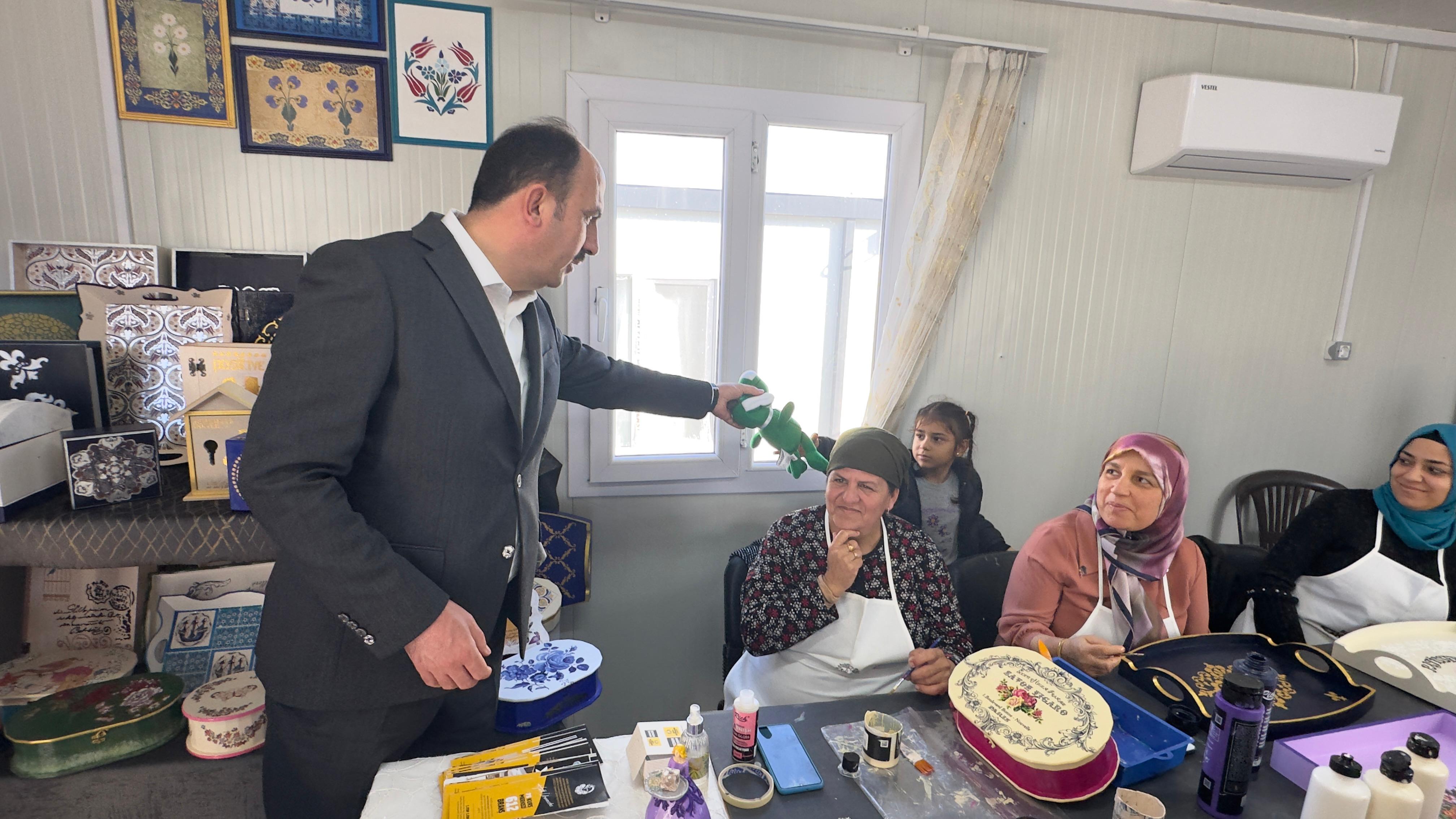 BAŞKAN ALTAY HATAY’DA DEPREMZEDE VATANDAŞLARLA BULUŞTU