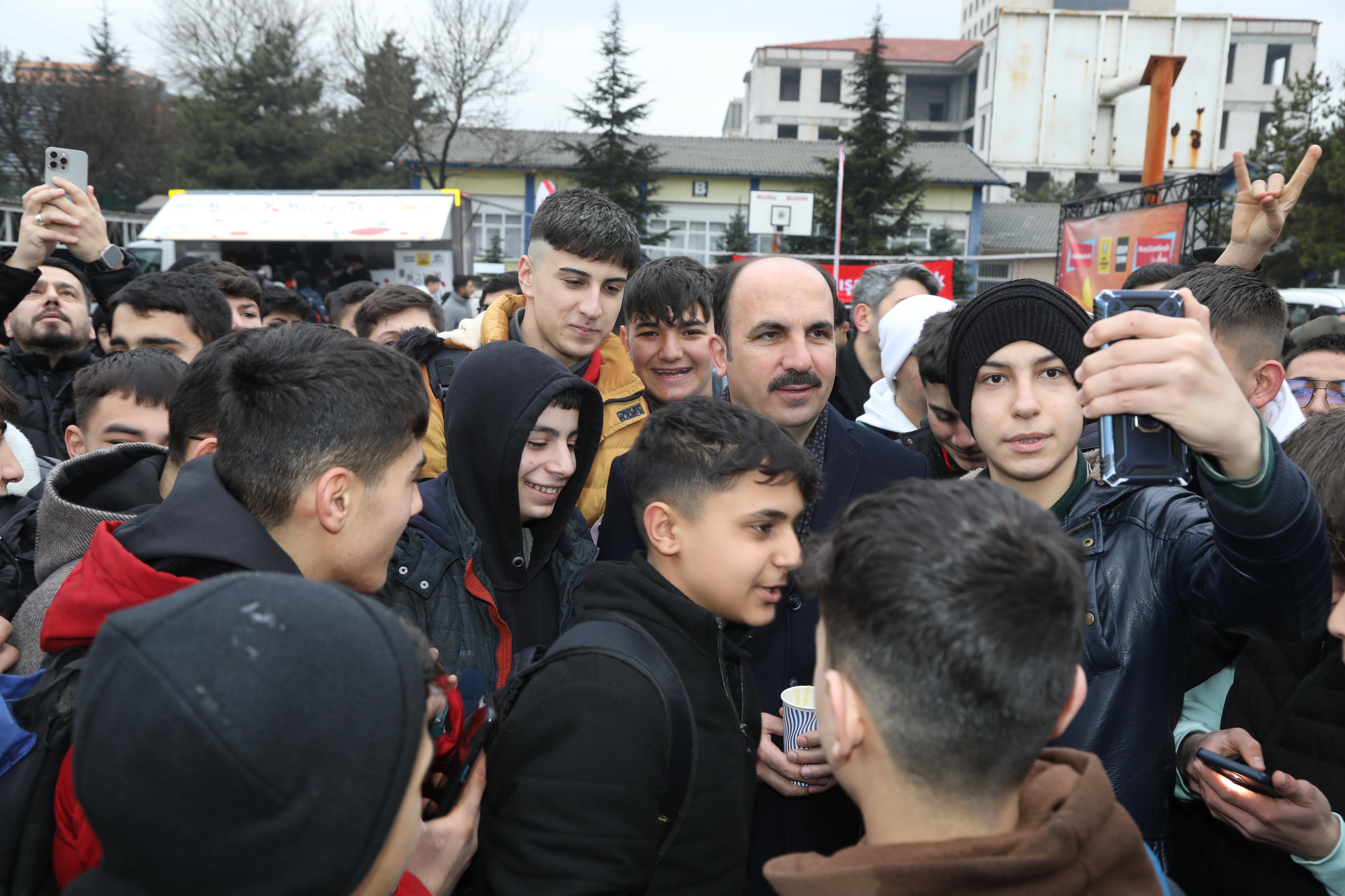 BAŞKAN ALTAY ÖĞRENCİLERLE VE ESNAFLA BULUŞTU