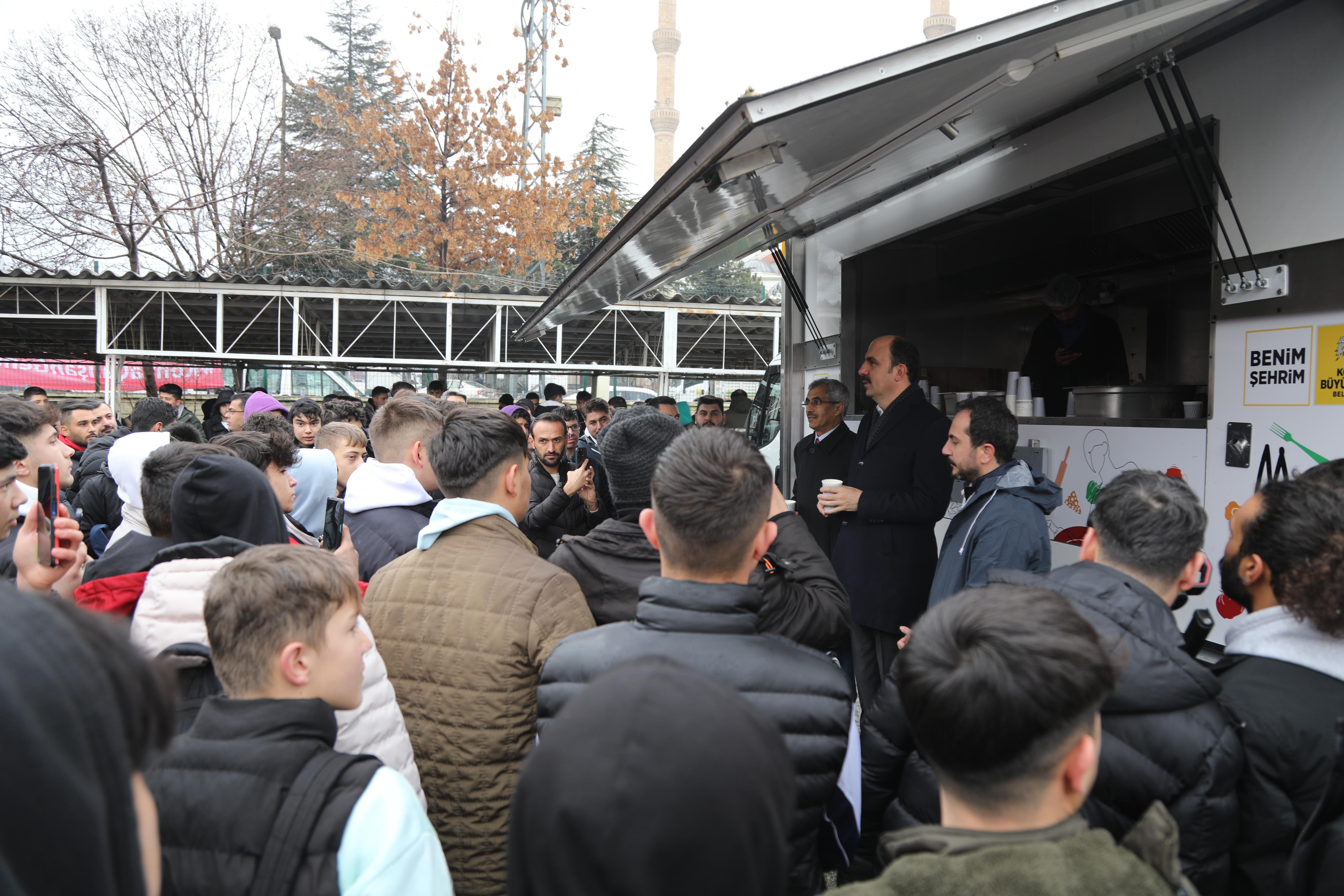 BAŞKAN ALTAY ÖĞRENCİLERLE VE ESNAFLA BULUŞTU