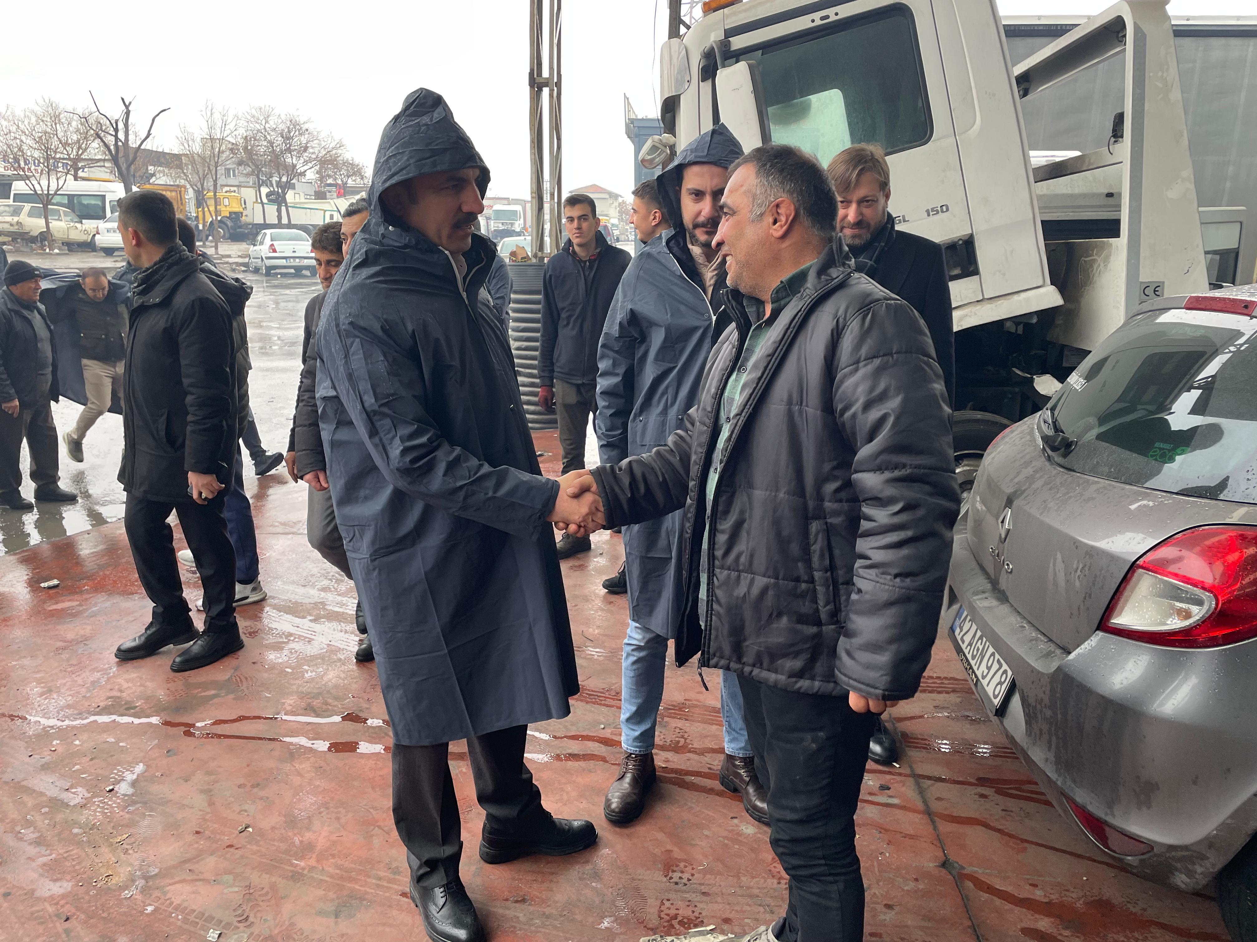BAŞKAN ALTAY ÖĞRENCİLERLE VE ESNAFLA BULUŞTU
