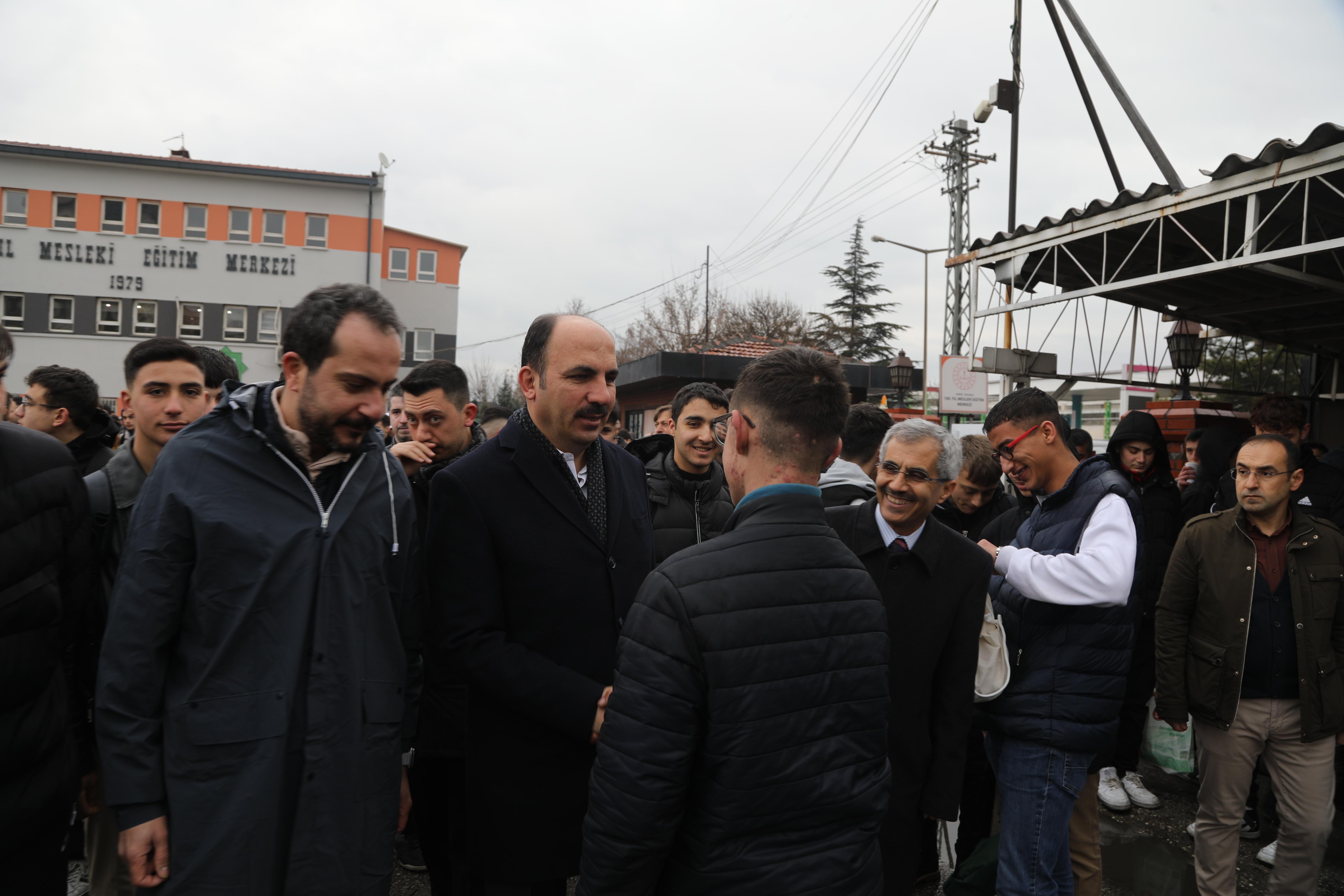 BAŞKAN ALTAY ÖĞRENCİLERLE VE ESNAFLA BULUŞTU
