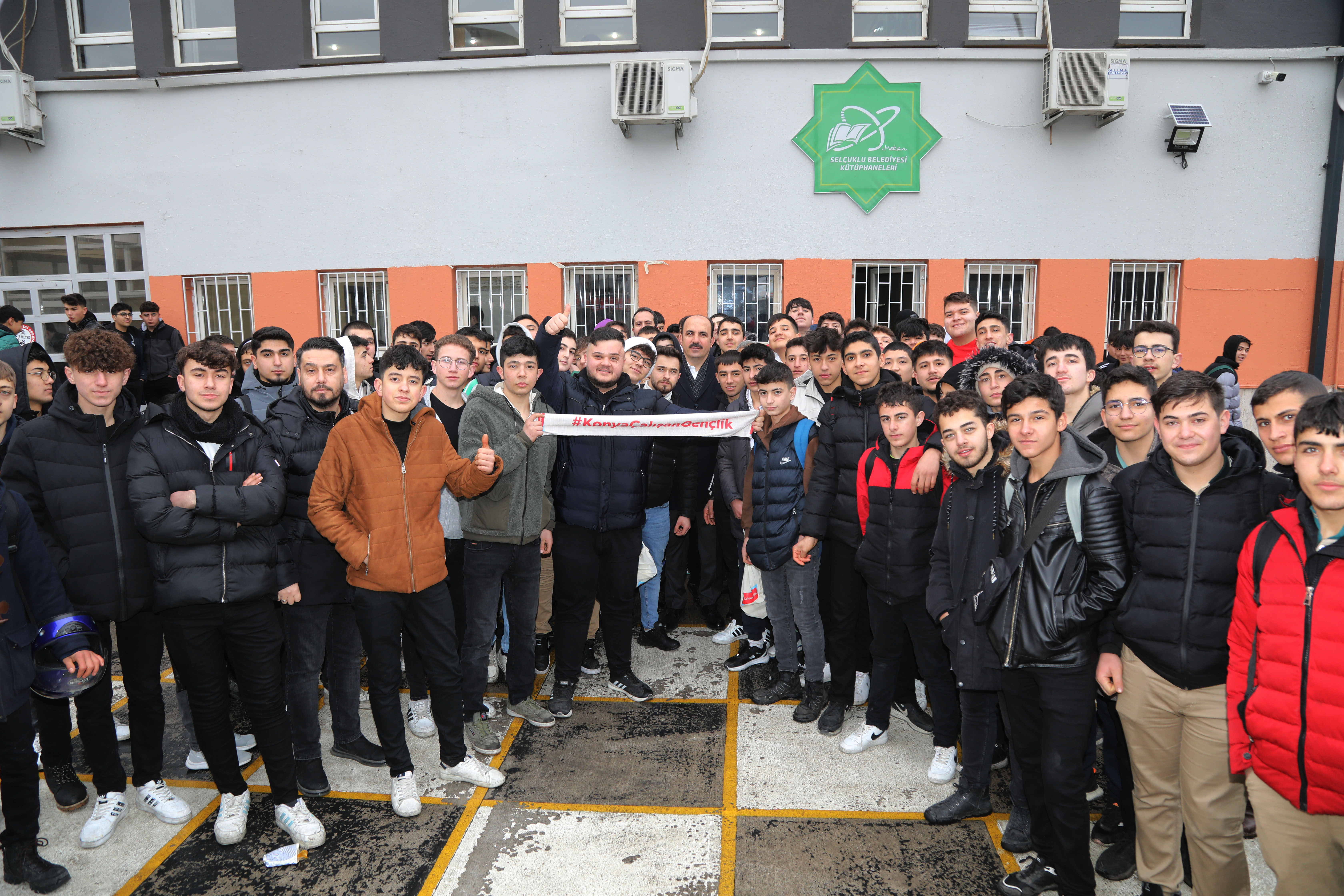 BAŞKAN ALTAY ÖĞRENCİLERLE VE ESNAFLA BULUŞTU