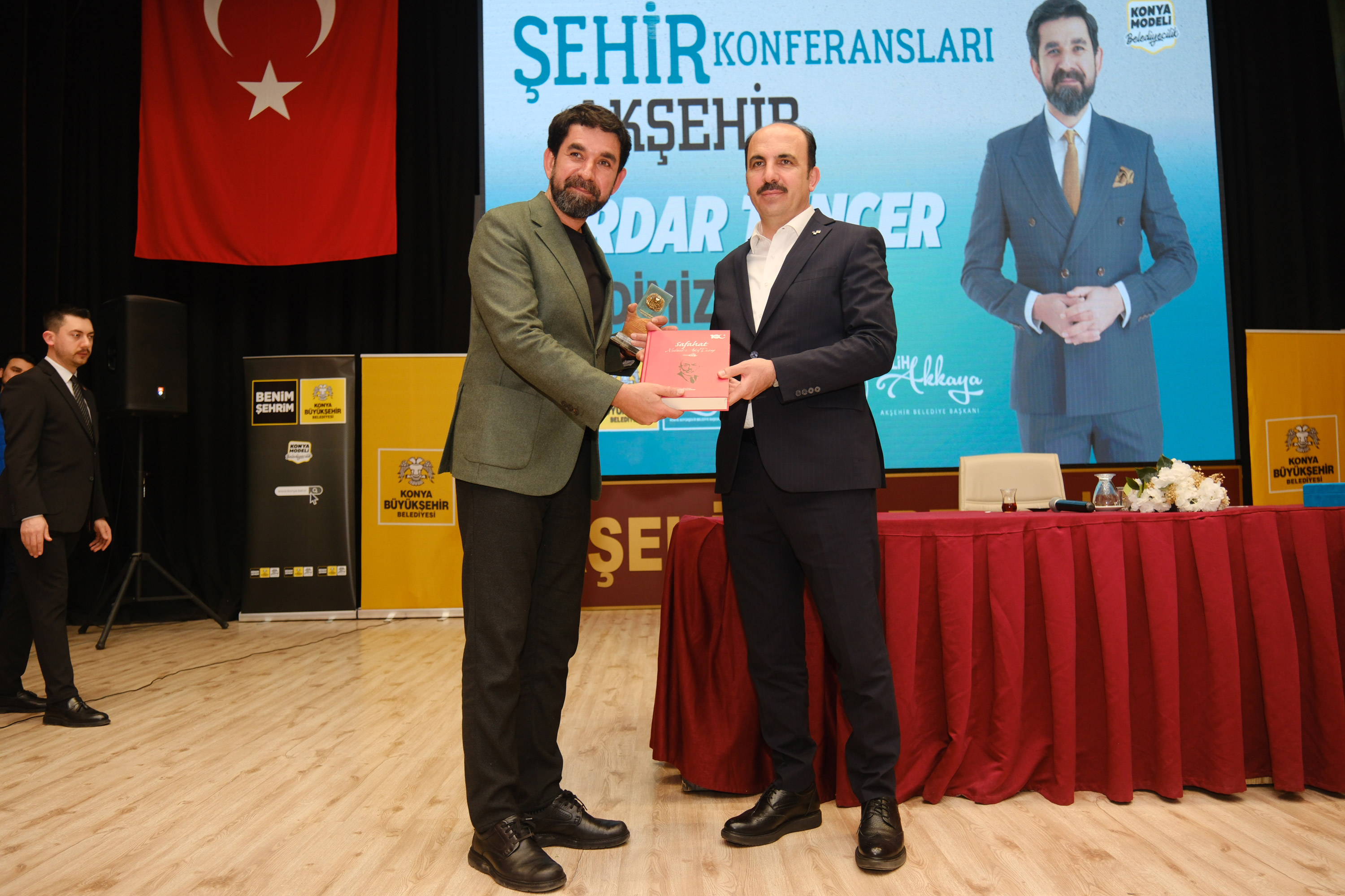 BAŞKAN ALTAY AKŞEHİR’DE DÜZENLENEN ŞEHİR KONFERANSLARI’NA KATILDI