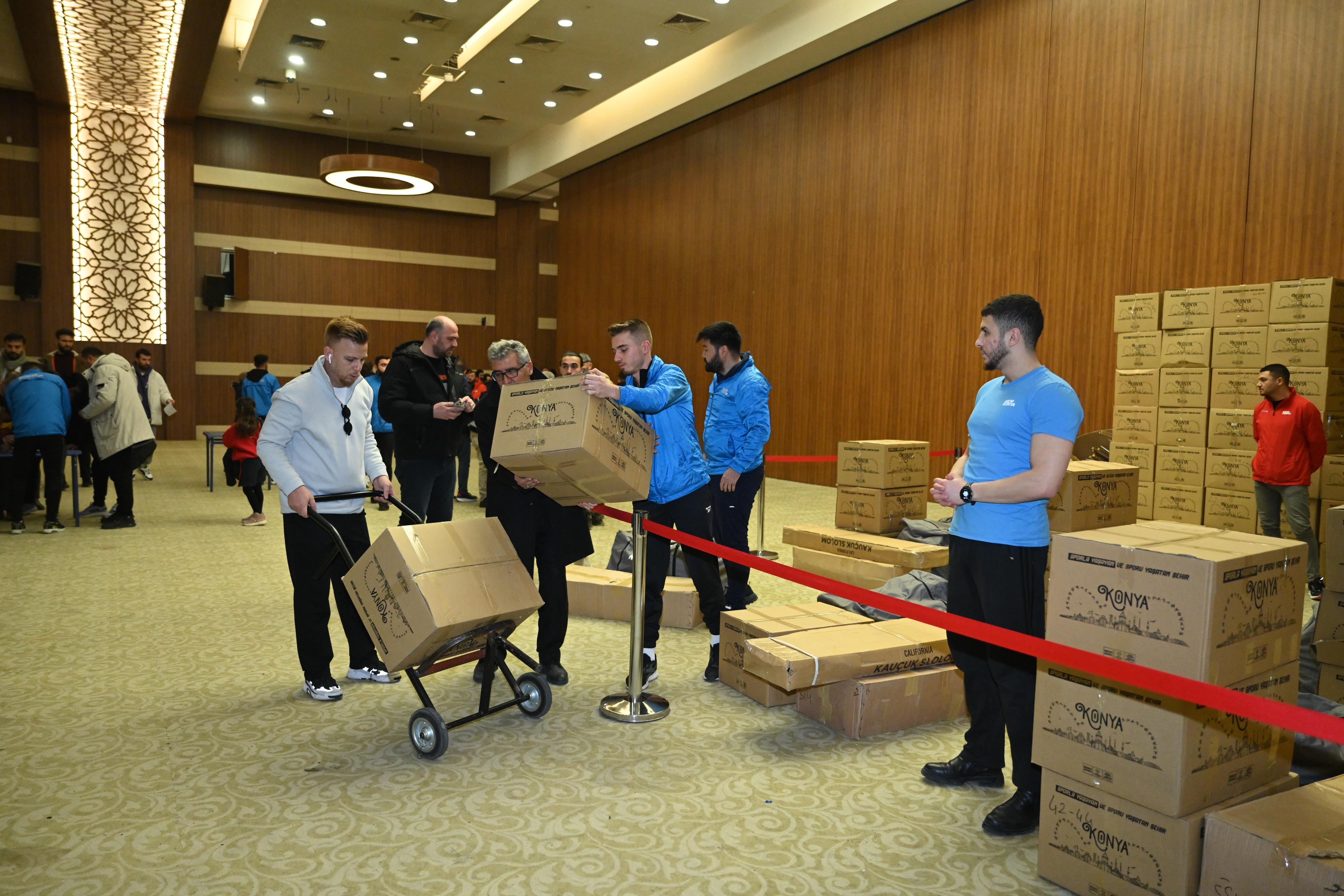 KONYA BÜYÜKŞEHİR AMATÖR SPOR KULÜPLERİNE 7,5 MİLYON LİRALIK MALZEME DESTEĞİNDE BULUNDU