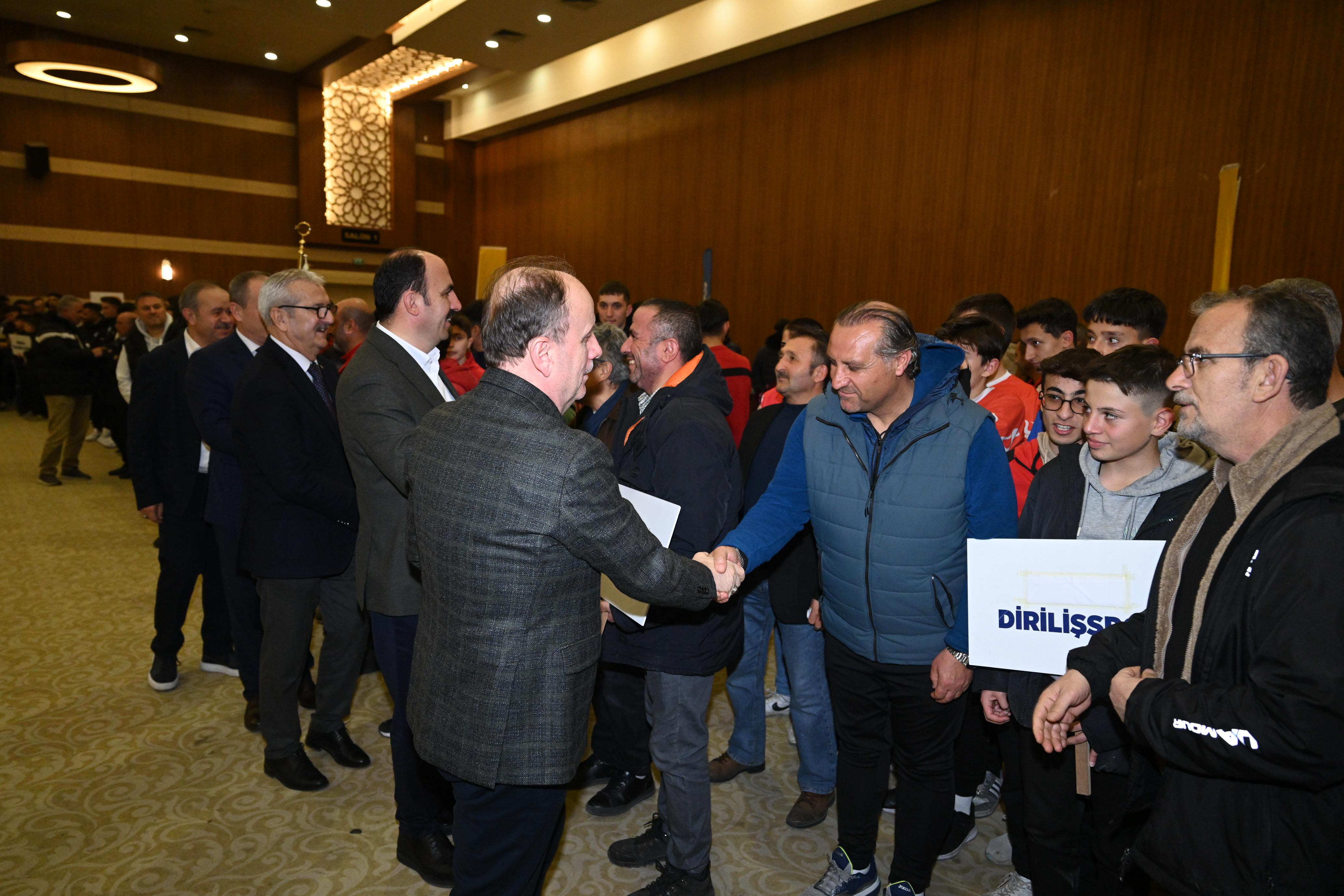 KONYA BÜYÜKŞEHİR AMATÖR SPOR KULÜPLERİNE 7,5 MİLYON LİRALIK MALZEME DESTEĞİNDE BULUNDU