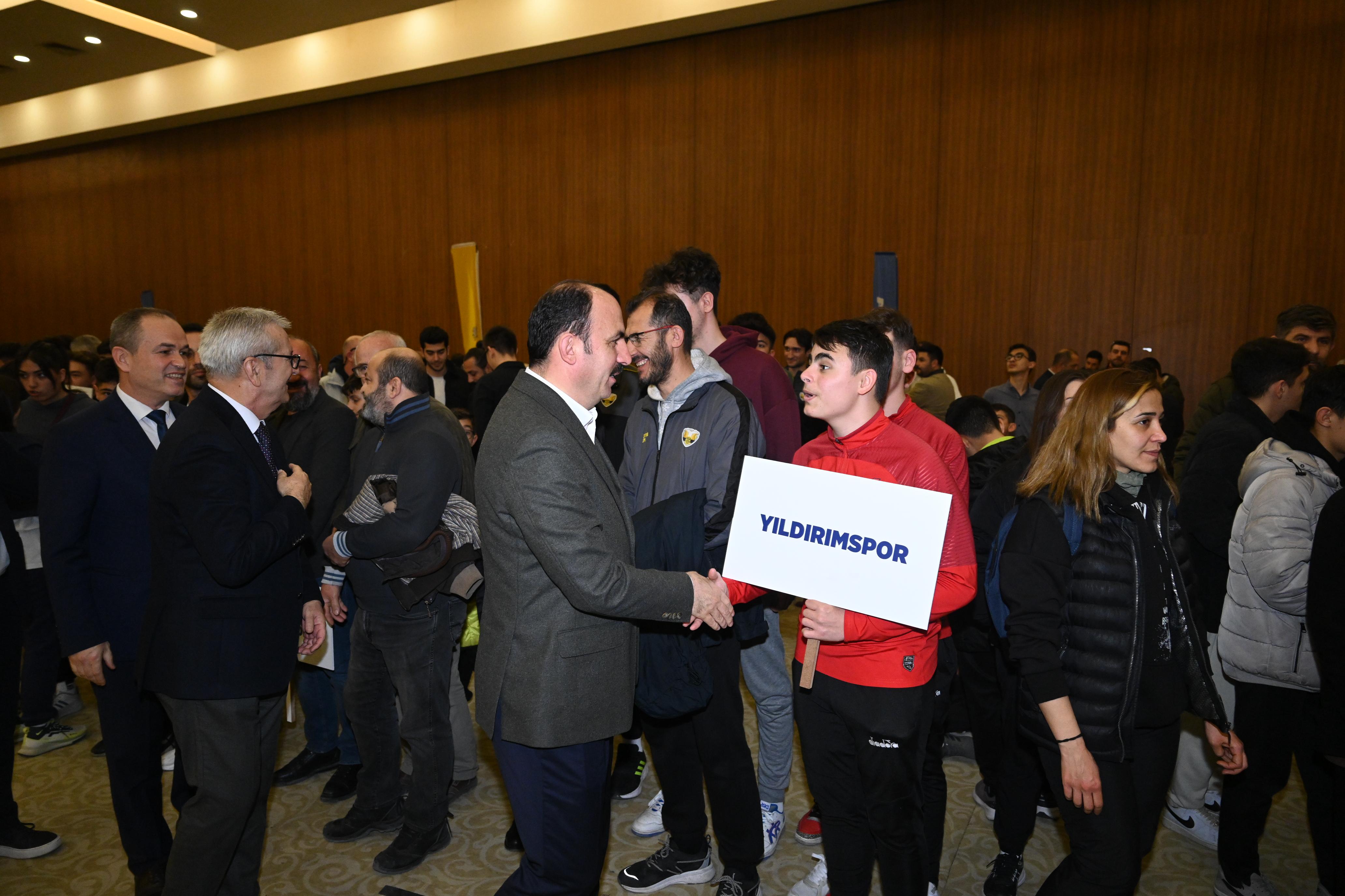 KONYA BÜYÜKŞEHİR AMATÖR SPOR KULÜPLERİNE 7,5 MİLYON LİRALIK MALZEME DESTEĞİNDE BULUNDU