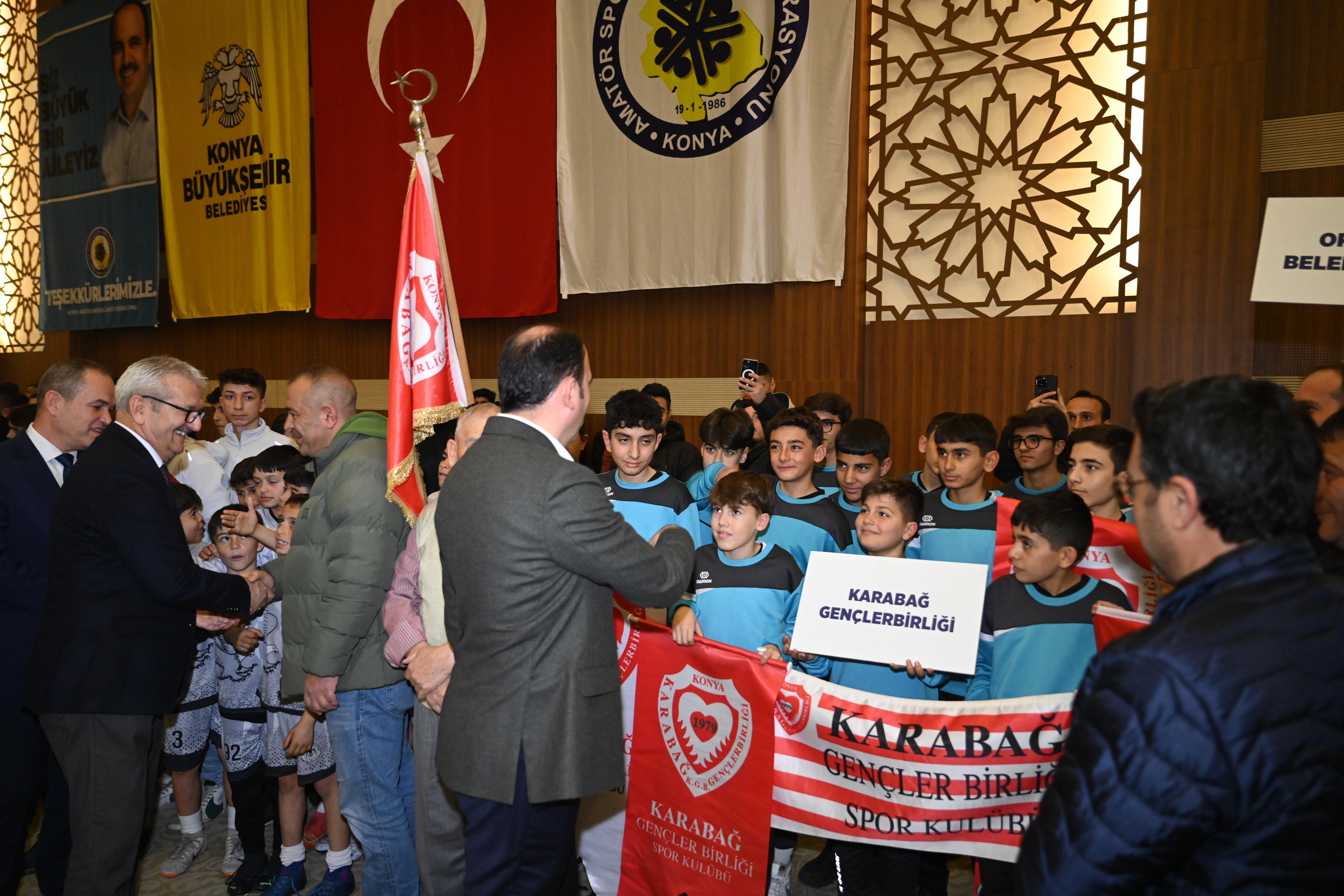 KONYA BÜYÜKŞEHİR AMATÖR SPOR KULÜPLERİNE 7,5 MİLYON LİRALIK MALZEME DESTEĞİNDE BULUNDU