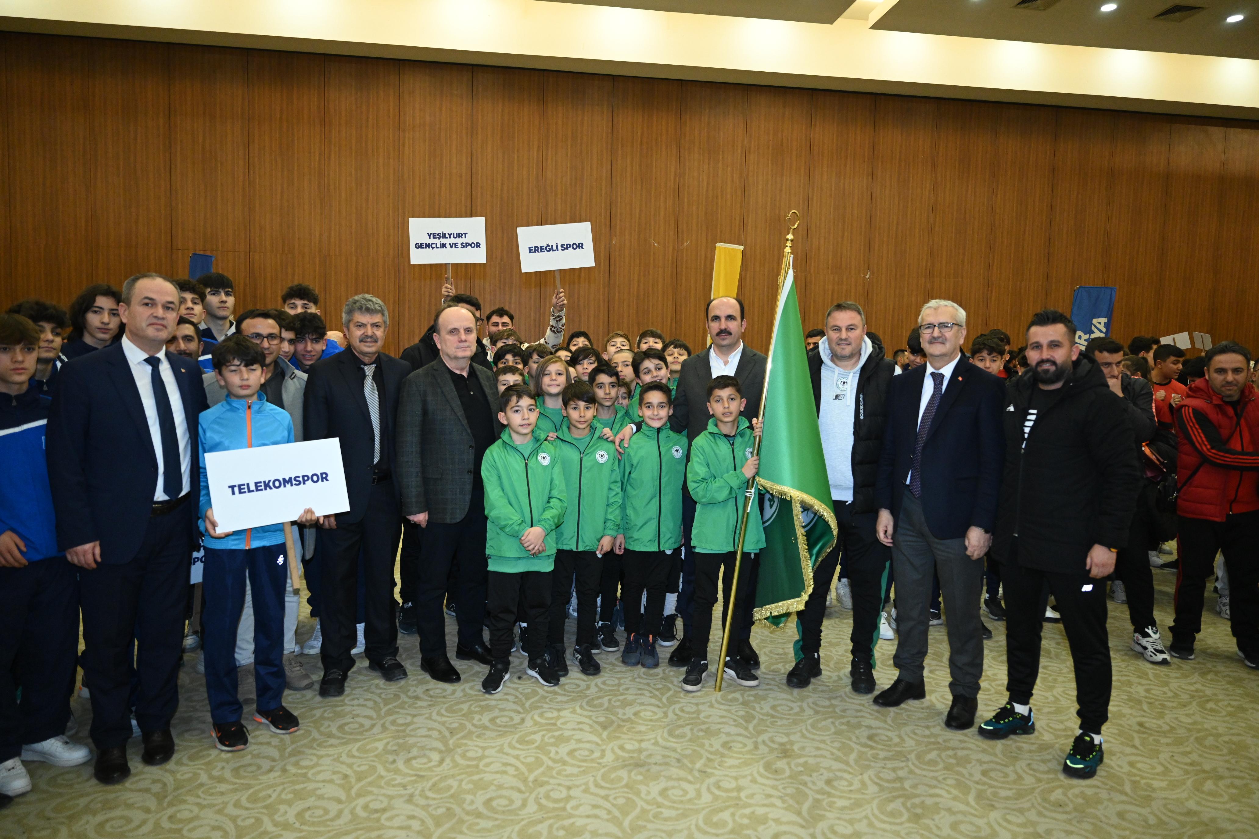 KONYA BÜYÜKŞEHİR AMATÖR SPOR KULÜPLERİNE 7,5 MİLYON LİRALIK MALZEME DESTEĞİNDE BULUNDU