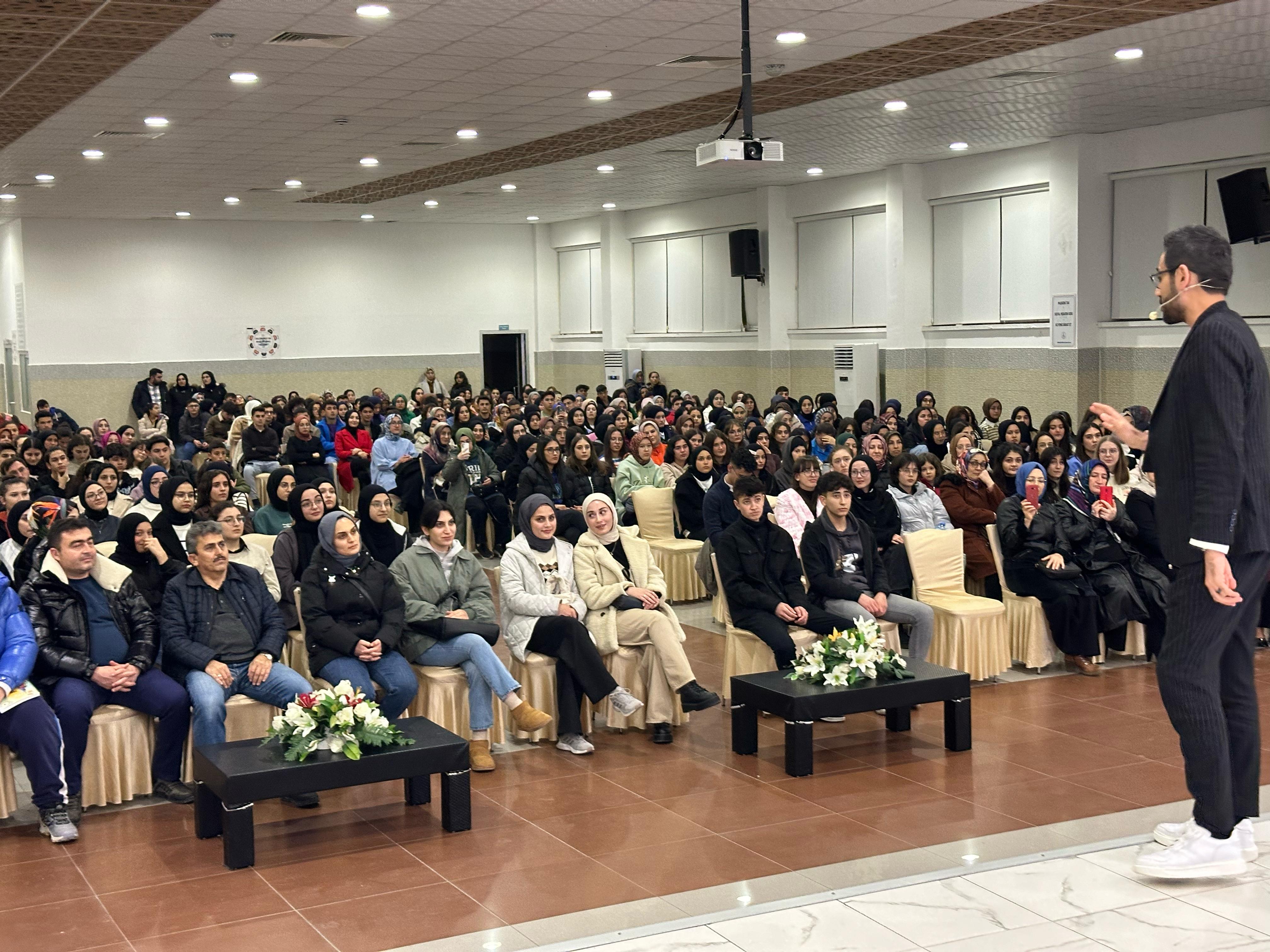 ŞEHİR KONFERANSLARINDA EĞİTİM DANIŞMANI MÜFTÜOĞLU; ÇUMRA, EREĞLİ VE ILGIN’DA ÖĞRENCİLERLE BULUŞTU