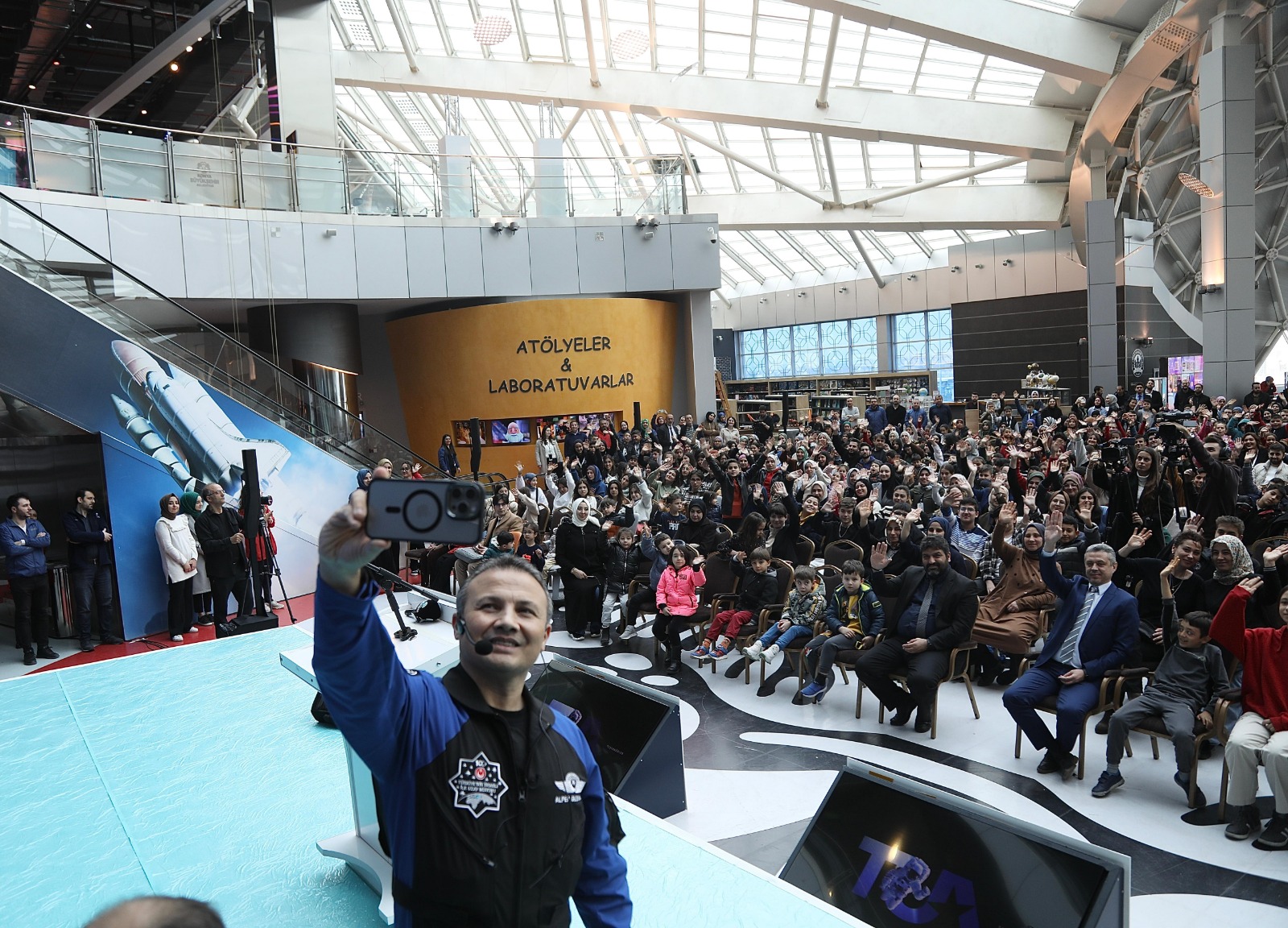ALPER GEZERAVCI UZAY YOLCULUĞU SONRASI İLK GENÇLİK BULUŞMASINI KONYA BİLİM MERKEZİ’NDE YAPTI