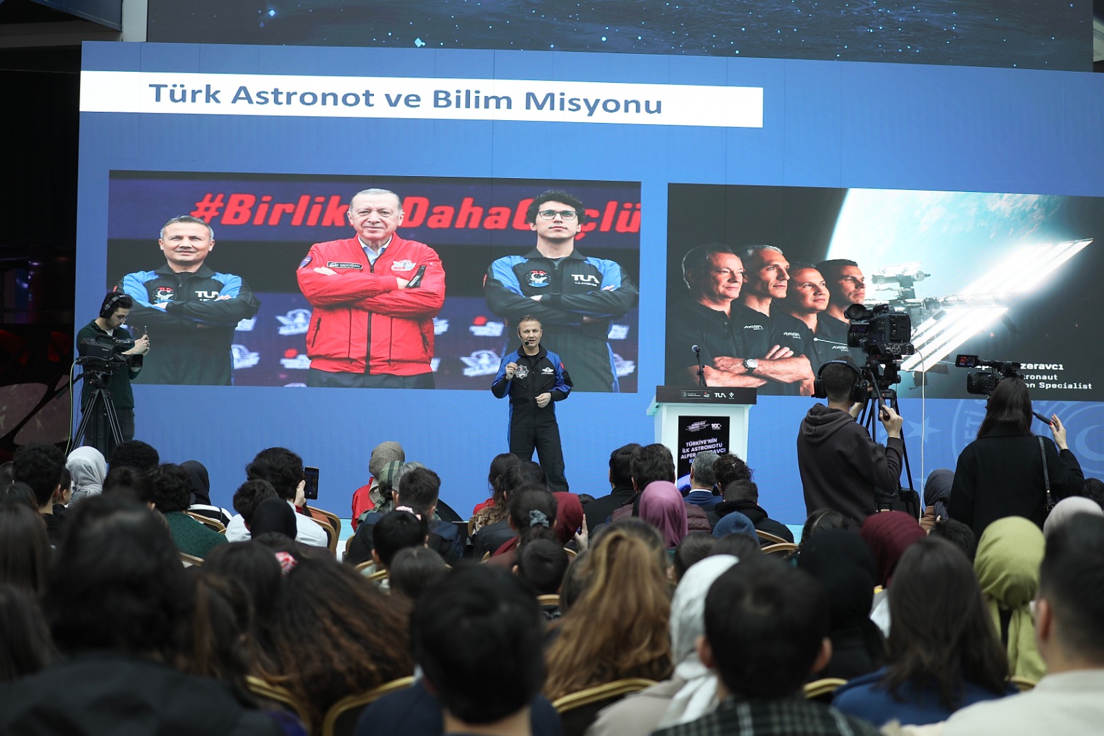 ALPER GEZERAVCI UZAY YOLCULUĞU SONRASI İLK GENÇLİK BULUŞMASINI KONYA BİLİM MERKEZİ’NDE YAPTI