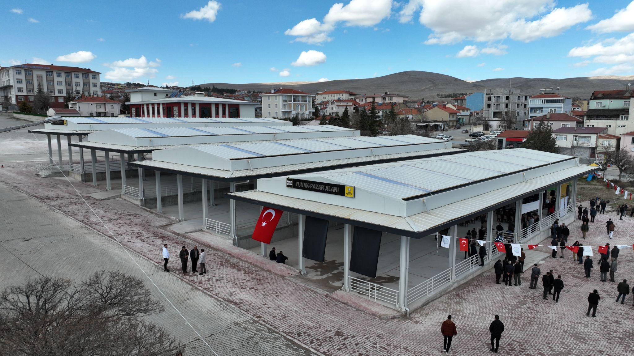 BAKAN GÖKTAŞ KONYA BÜYÜKŞEHİR’İN YUNAK’A KAZANDIRDIĞI KAPALI PAZAR YERİNİN AÇILIŞINI YAPTI
