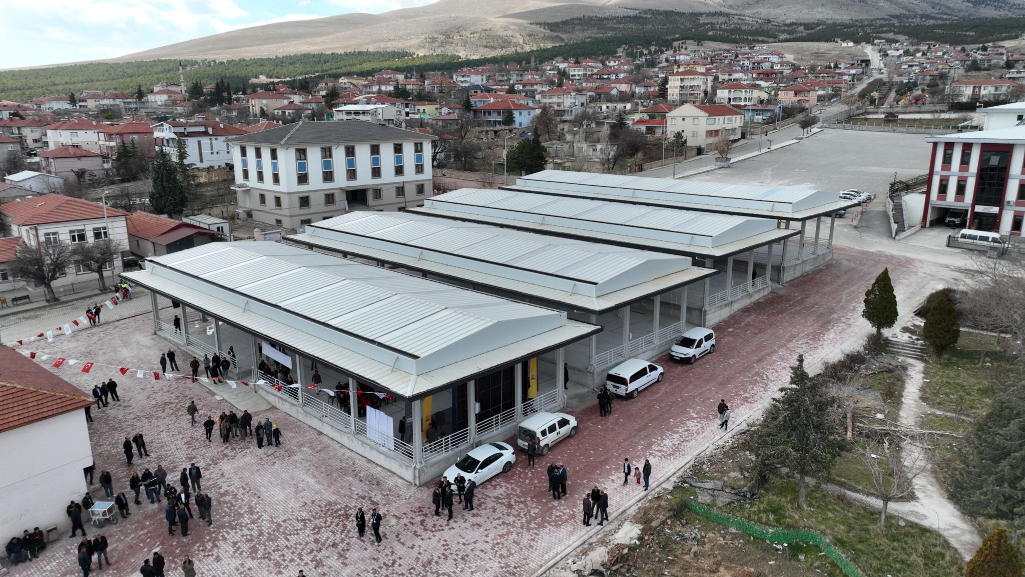 BAKAN GÖKTAŞ KONYA BÜYÜKŞEHİR’İN YUNAK’A KAZANDIRDIĞI KAPALI PAZAR YERİNİN AÇILIŞINI YAPTI