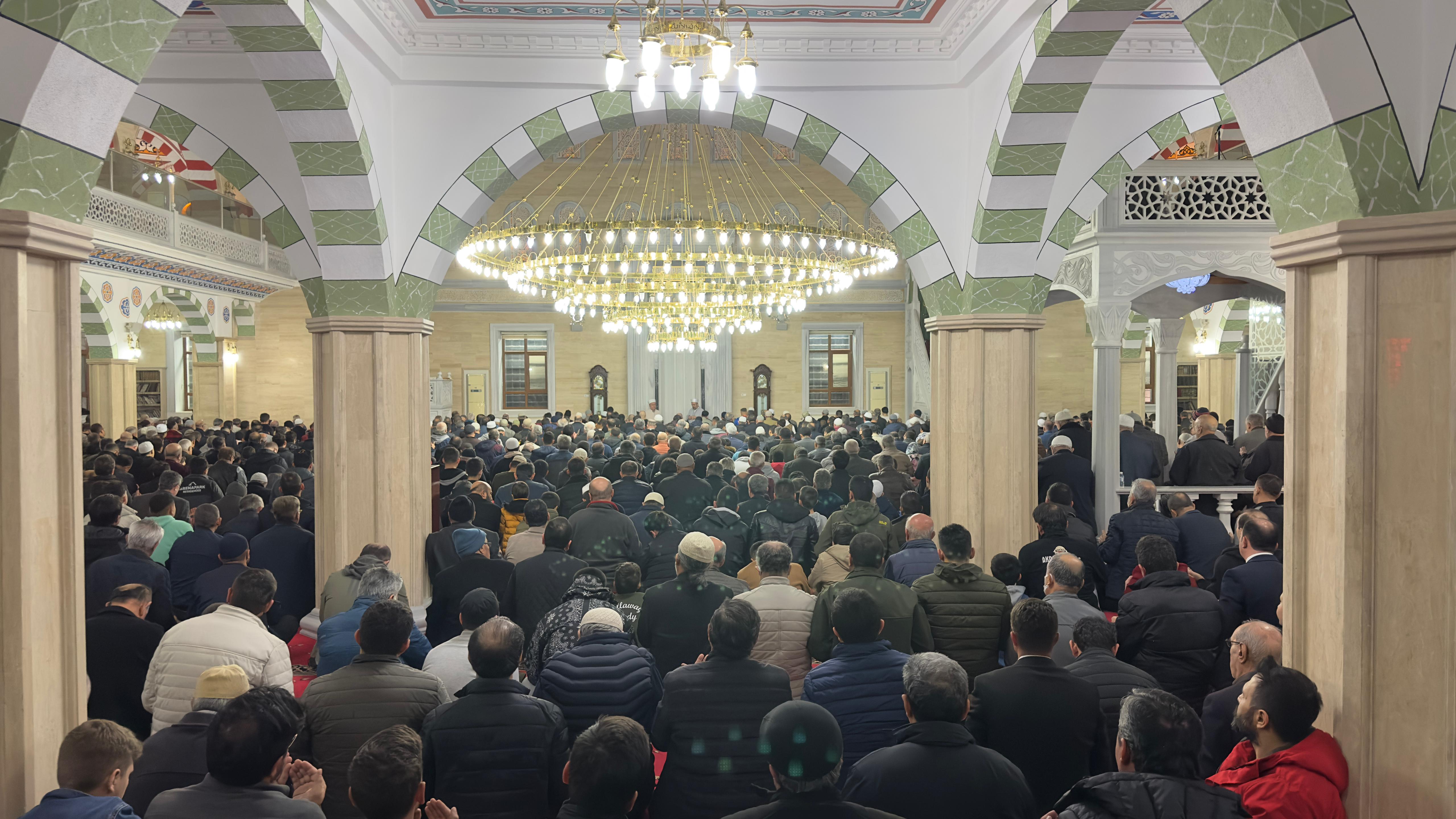BAŞKAN ALTAY BERAT KANDİLİ’NDE KONYALILARLA BULUŞTU