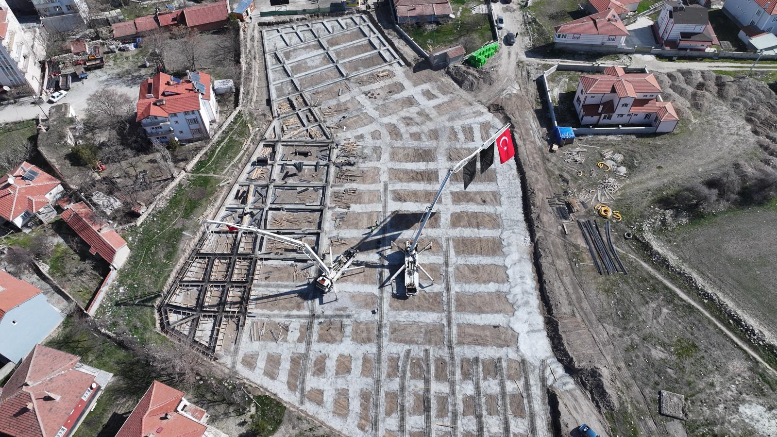 BAŞKAN ALTAY ÇELTİK’E KAZANDIRILACAK KAPALI PAZAR YERİ’NİN TEMELİNİ ATTI