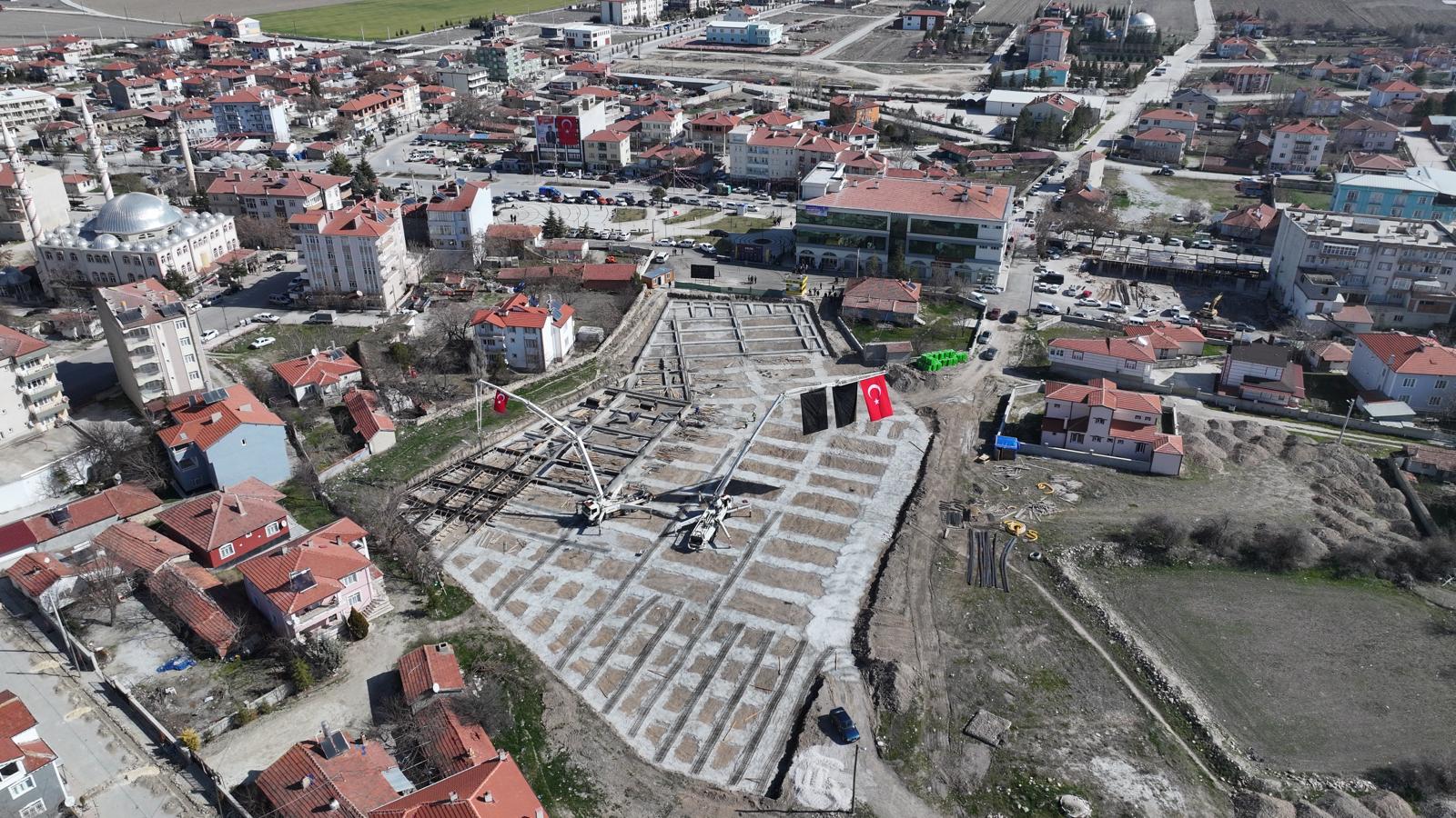 BAŞKAN ALTAY ÇELTİK’E KAZANDIRILACAK KAPALI PAZAR YERİ’NİN TEMELİNİ ATTI