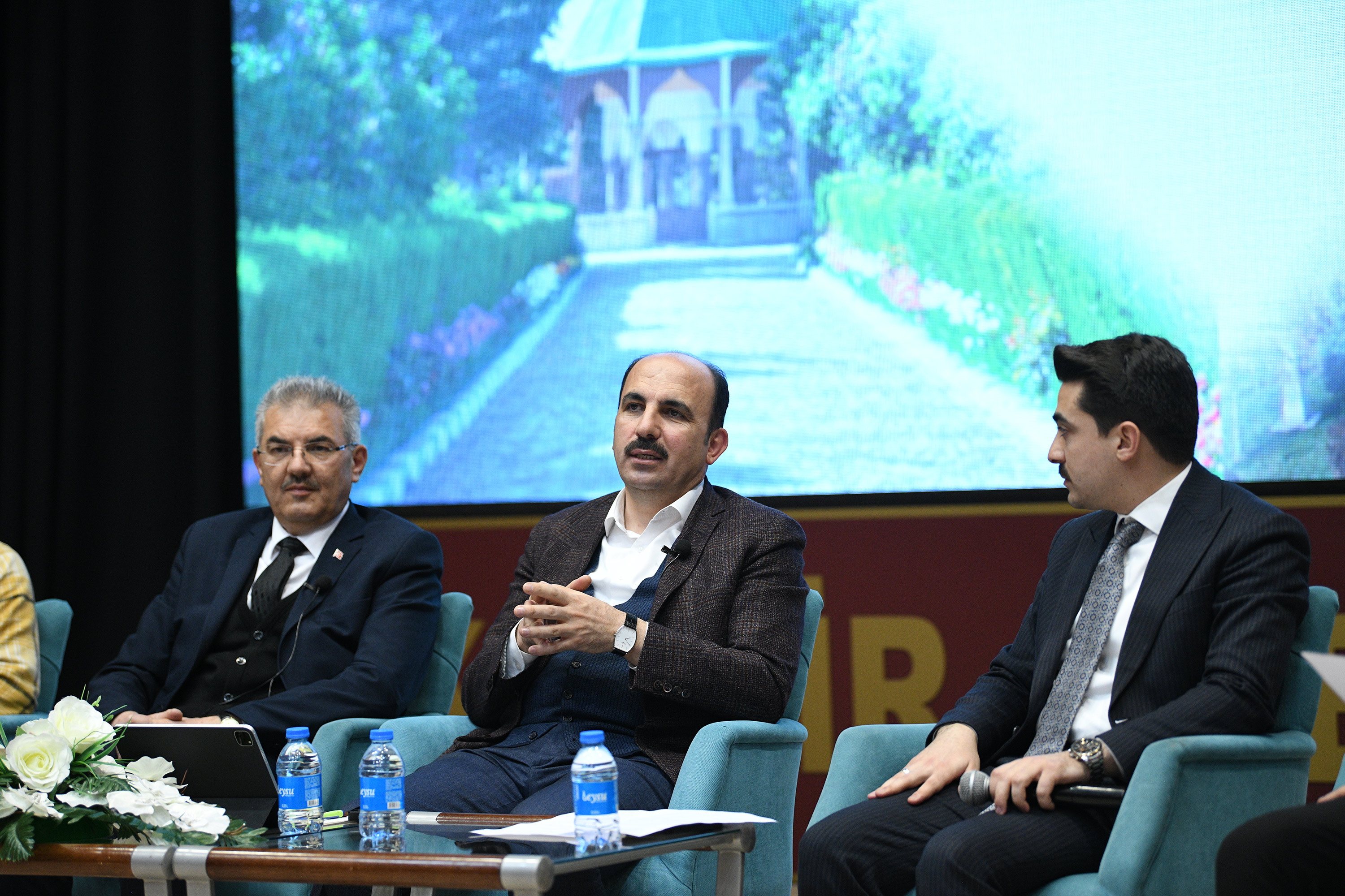 BAŞKAN ALTAY AKŞEHİR’DE ESNAFLA VE GENÇLERLE BULUŞTU