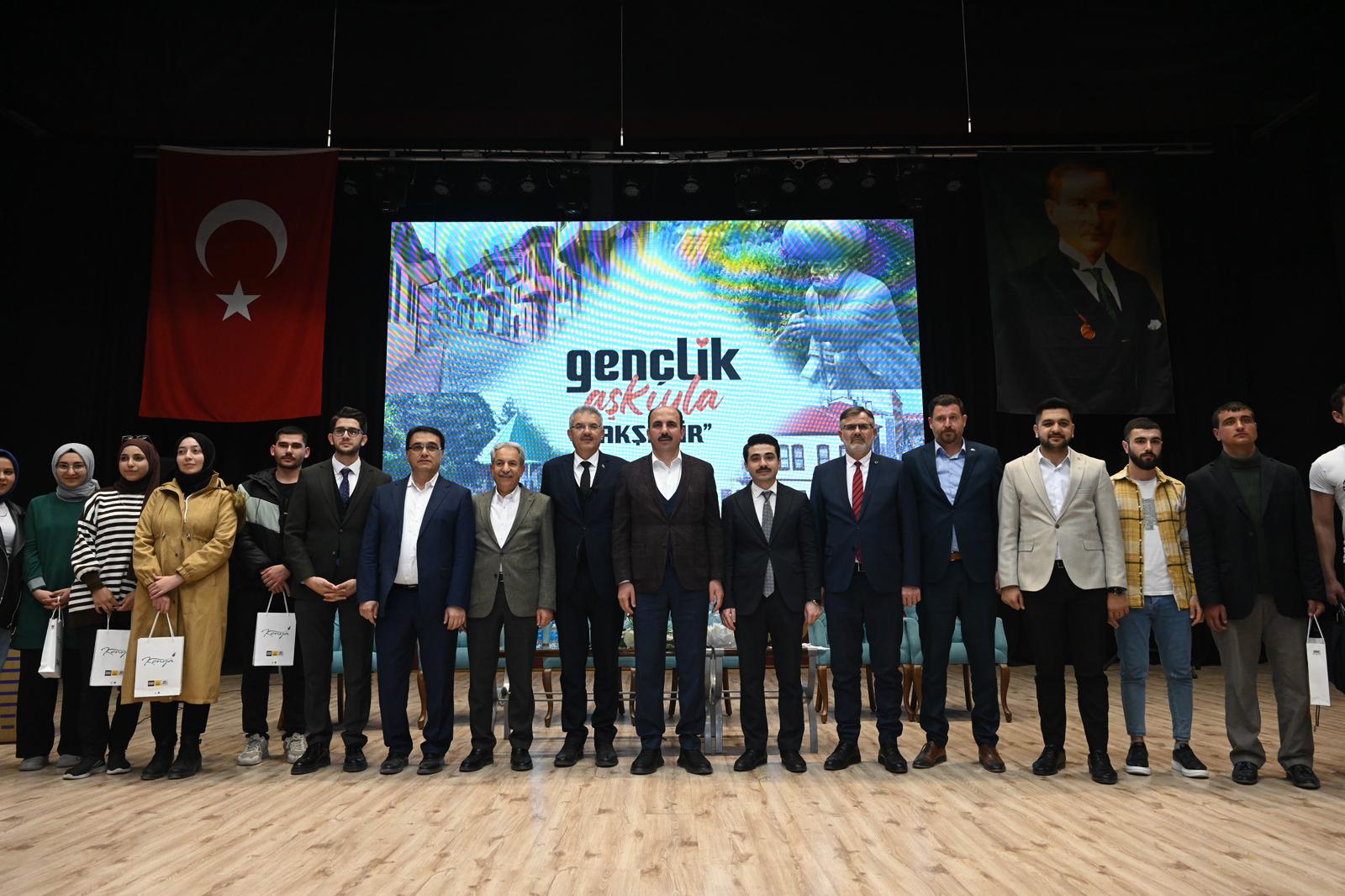 BAŞKAN ALTAY AKŞEHİR’DE ESNAFLA VE GENÇLERLE BULUŞTU