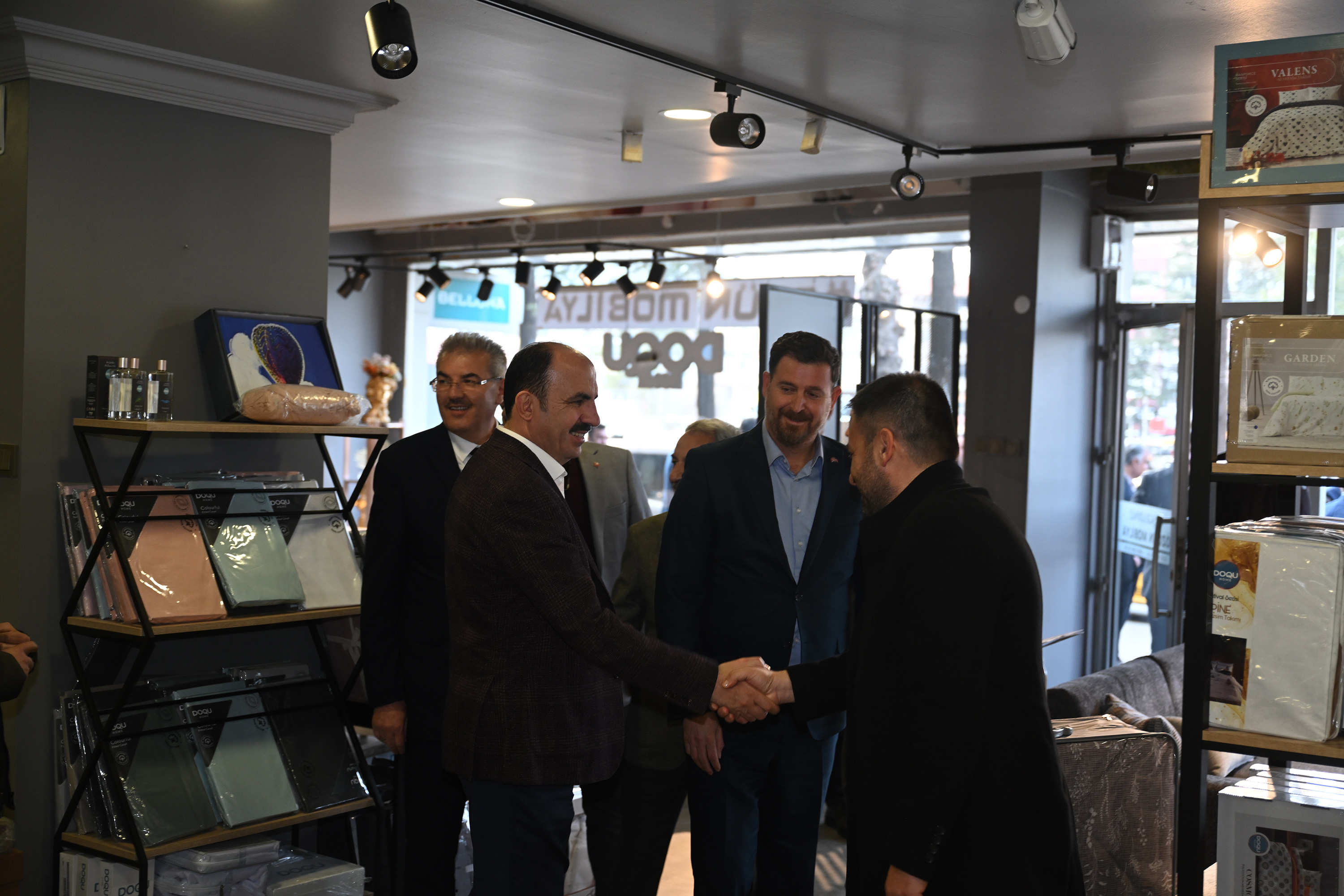 BAŞKAN ALTAY AKŞEHİR’DE ESNAFLA VE GENÇLERLE BULUŞTU