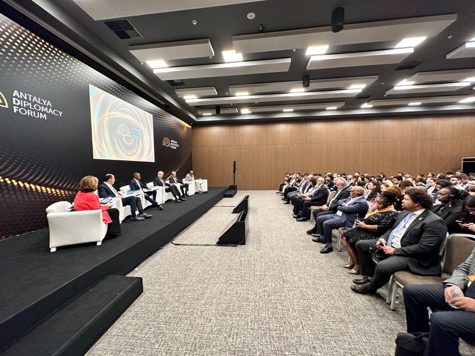 BAŞKAN ALTAY, ANTALYA DİPLOMASİ FORUMU’NDA DÜZENLENEN “KÜRESEL MESELELER İÇİN YEREL YAKLAŞIMLAR” PANELİNE KATILDI